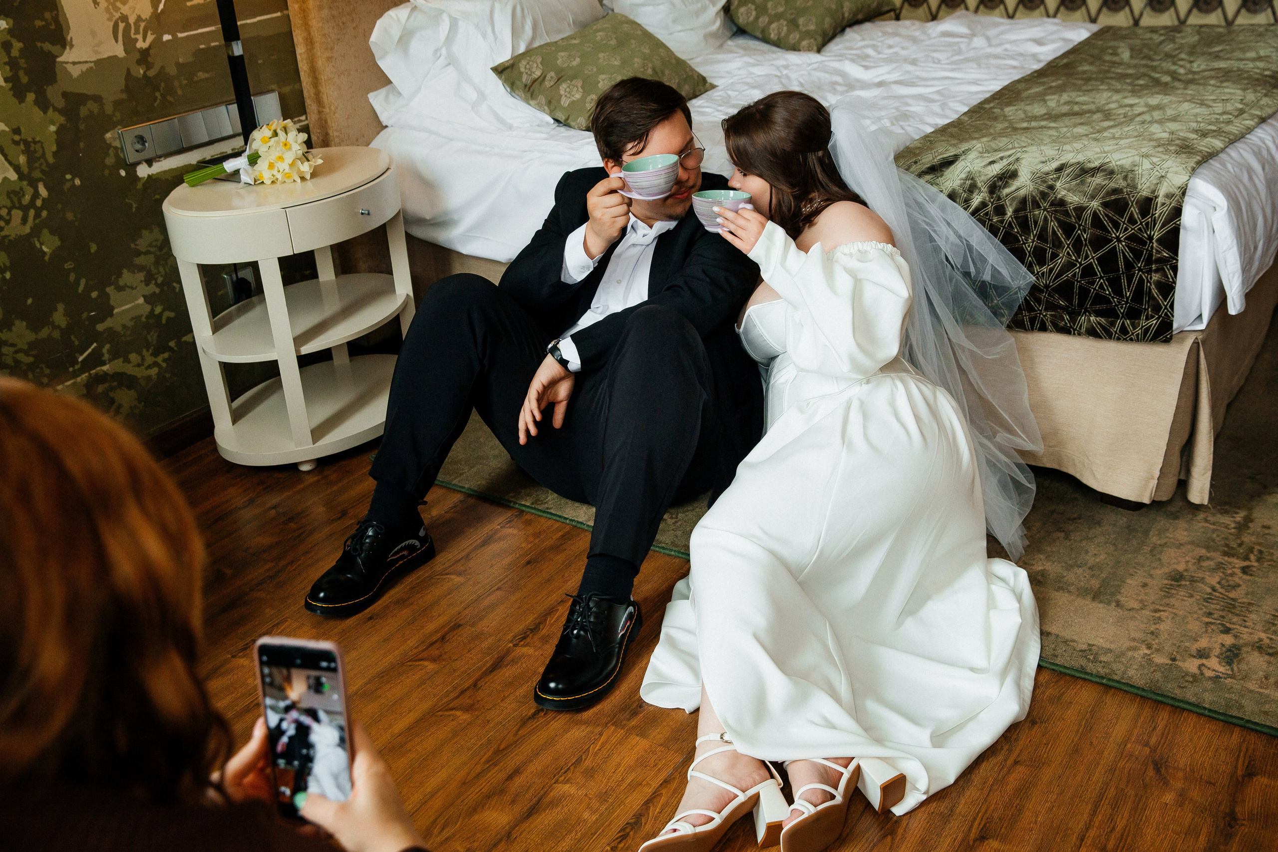 Съемка в отеле и регистрация прохладным майским днем. Свадебный фотограф в Санкт-Петербурге Вика Стукачева