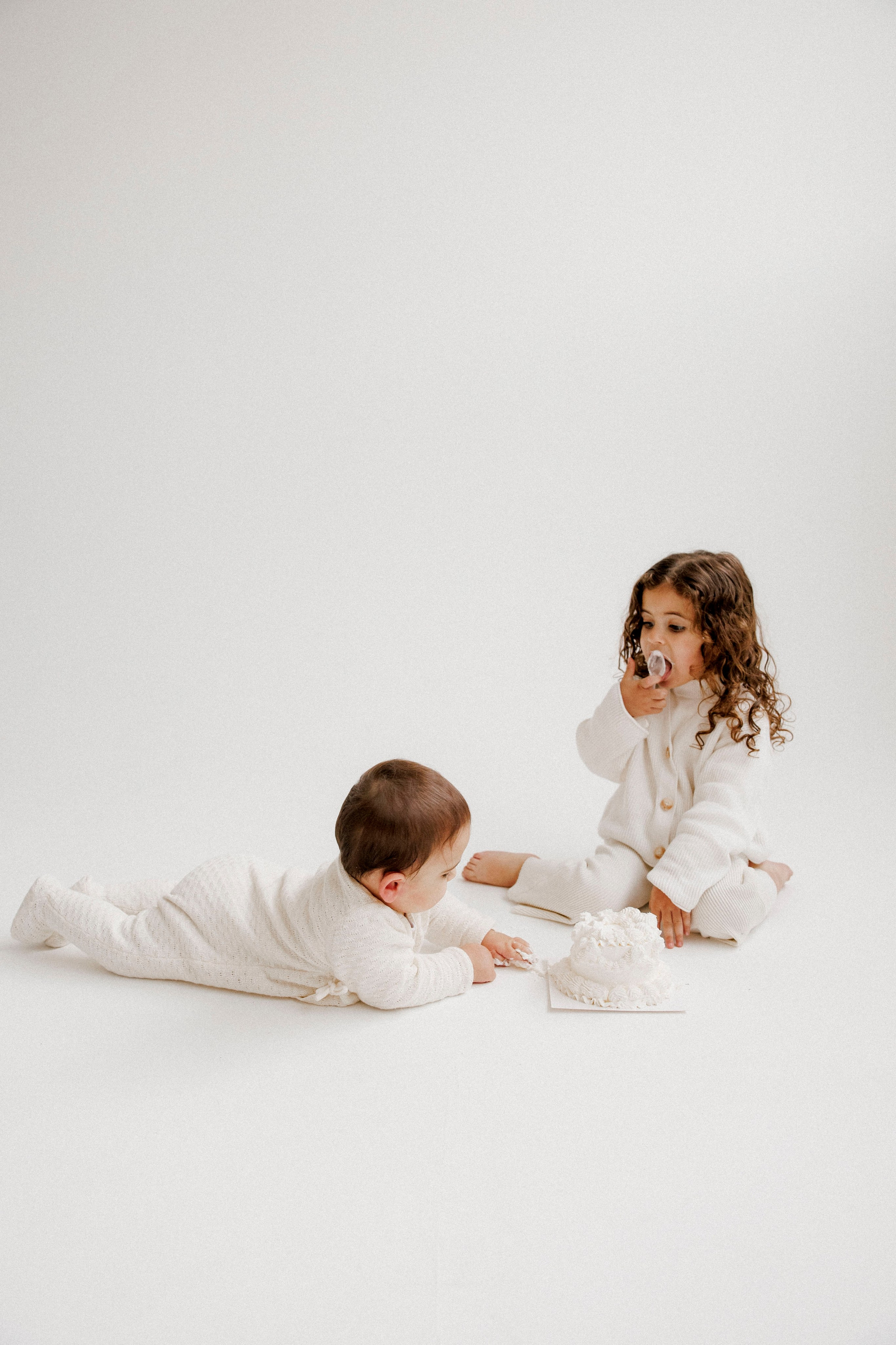Family photoshoot in White Studio. Wedding and family photographer