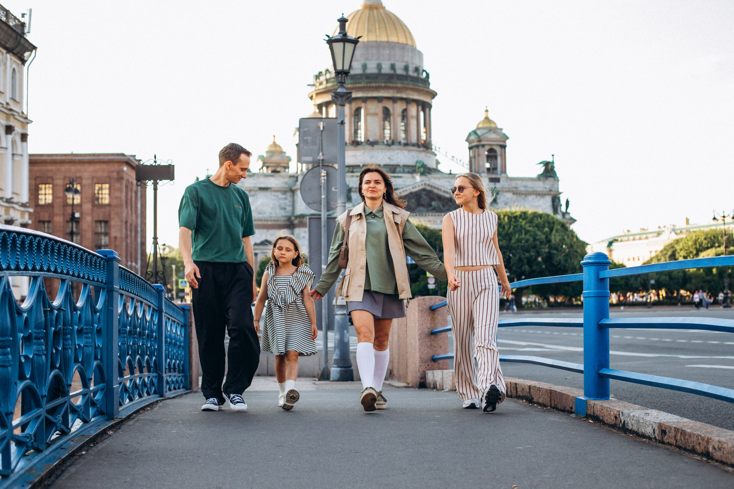 Екатерина с семьей в августе. Фотопрогулка в Петербурге. Индивидуальный и семейный фотограф в Санкт-Петербурге