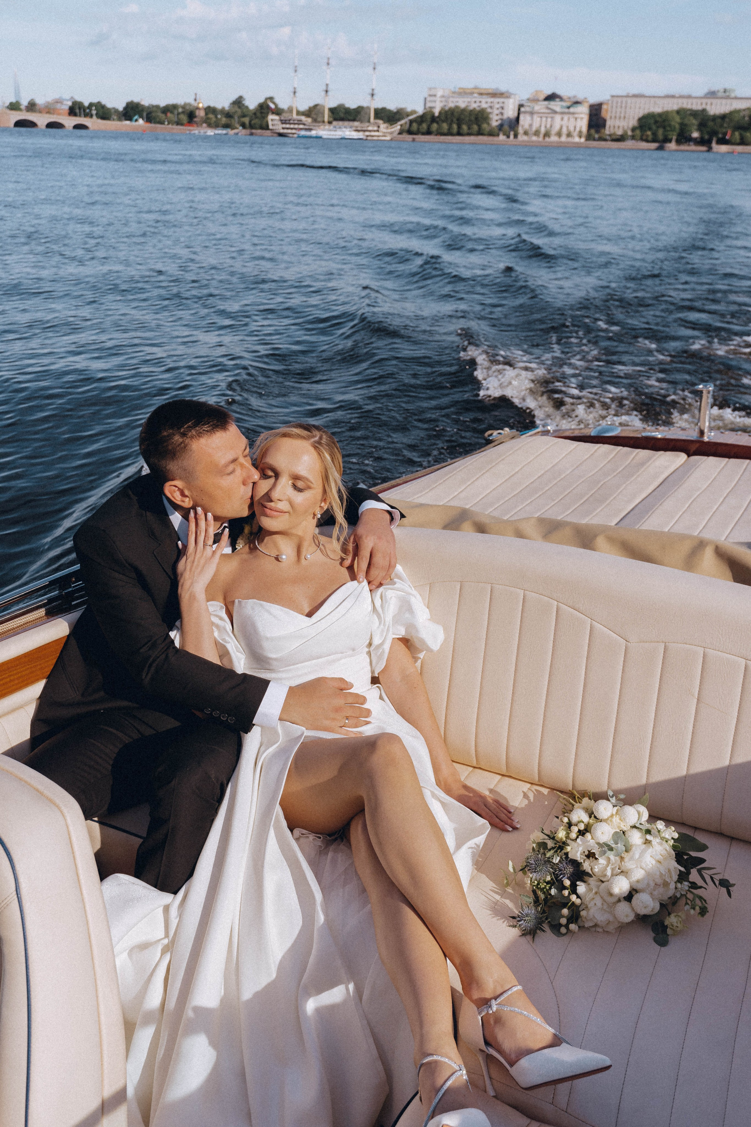 СВАДЕНБНАЯ СЬЕМКА НА КАТЕРЕ ПО КАНАЛАМ САНКТ-ПЕТЕРБУРГА И В АКВАТОРИИ НЕВЫ. Профессиональный фотограф, Санкт-Петербург — Виктория Богомолова