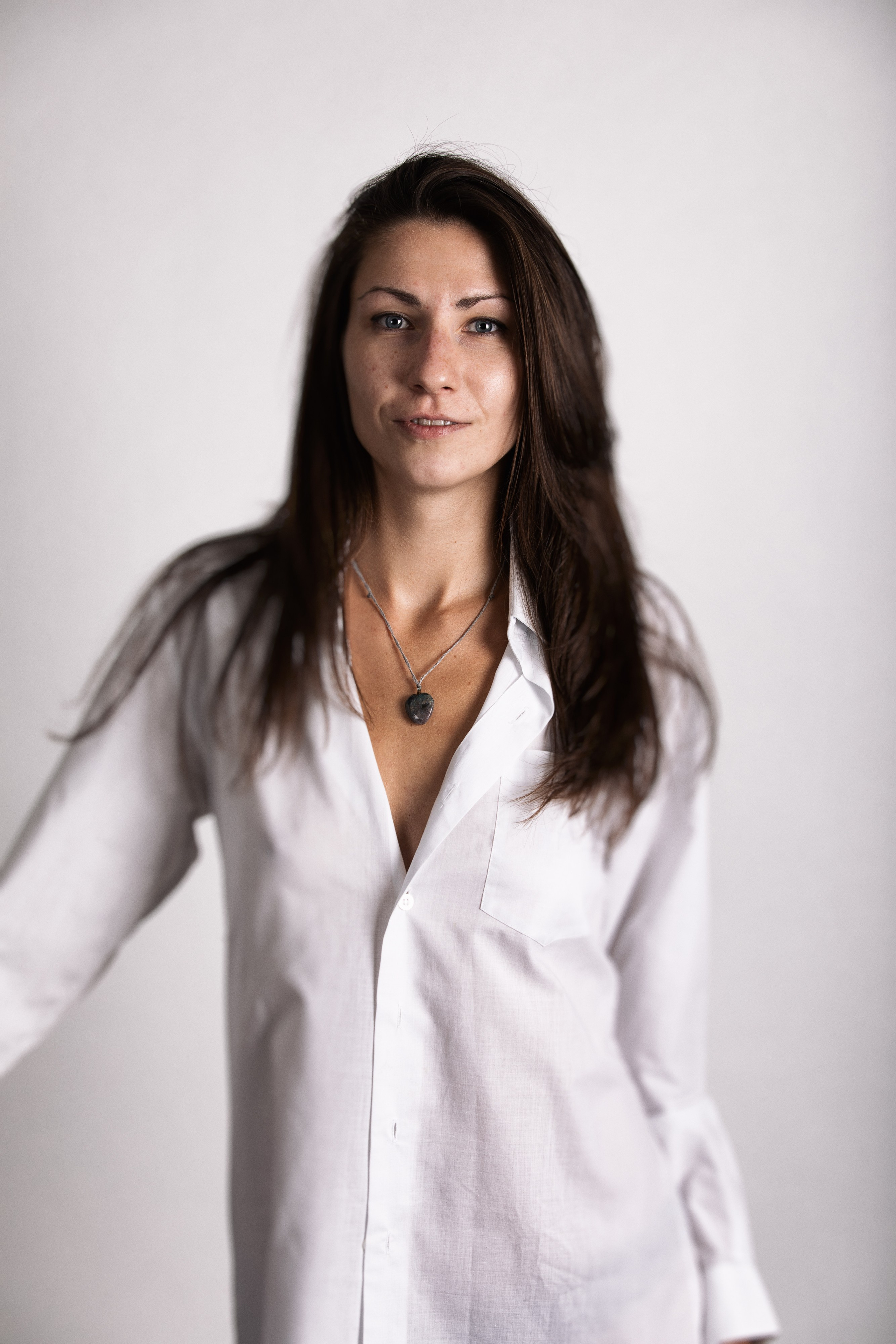 Профессиональная студийная фотосессия снепов с девушкой модельной внешности. Классический образ — в рубашке — на белом фоне. Минималистичная съёмка подчёркивает фигуру, черты лица и природную красоту модели: голубые глаза, высокая стройная фигура, естественный стиль. Отлично подойдёт для создания модельной анкеты или портфолио. Съёмка проходила в фотостудии в Химках. Фотограф: Иван Парусиди — опытный специалист по fashion-съёмке и снепам для моделей. Бронируйте фотосессию для себя или портфолио вашего агентства.
