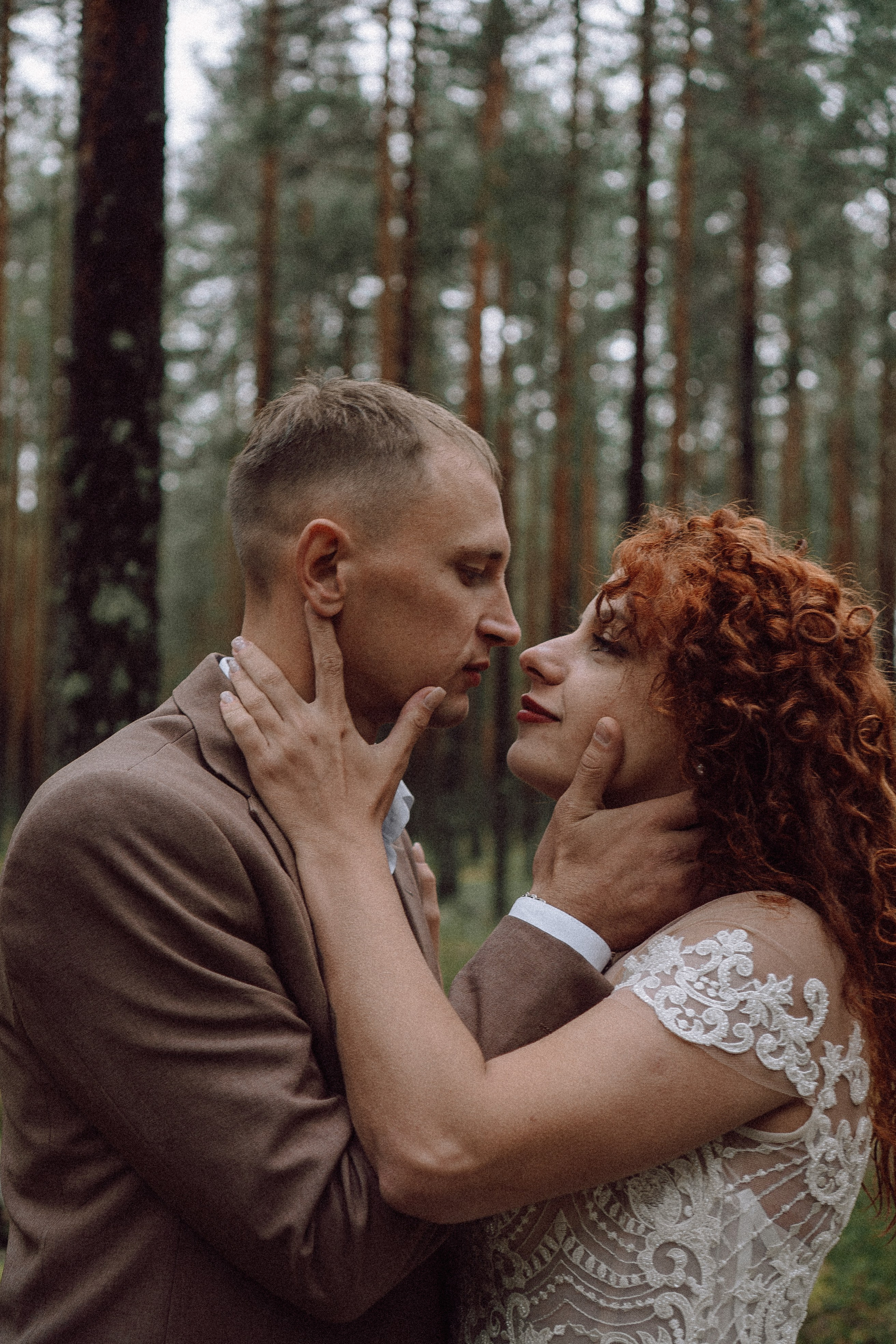 СВАДЕБНАЯ ФОТОСЕССИИЯ ПАРЫ В ГОРОДЕ ПРИОЗЕРСК В СОСНОВОМ ЛЕСУ И С ПИКАПОМ. Профессиональный фотограф, Санкт-Петербург — Виктория Богомолова