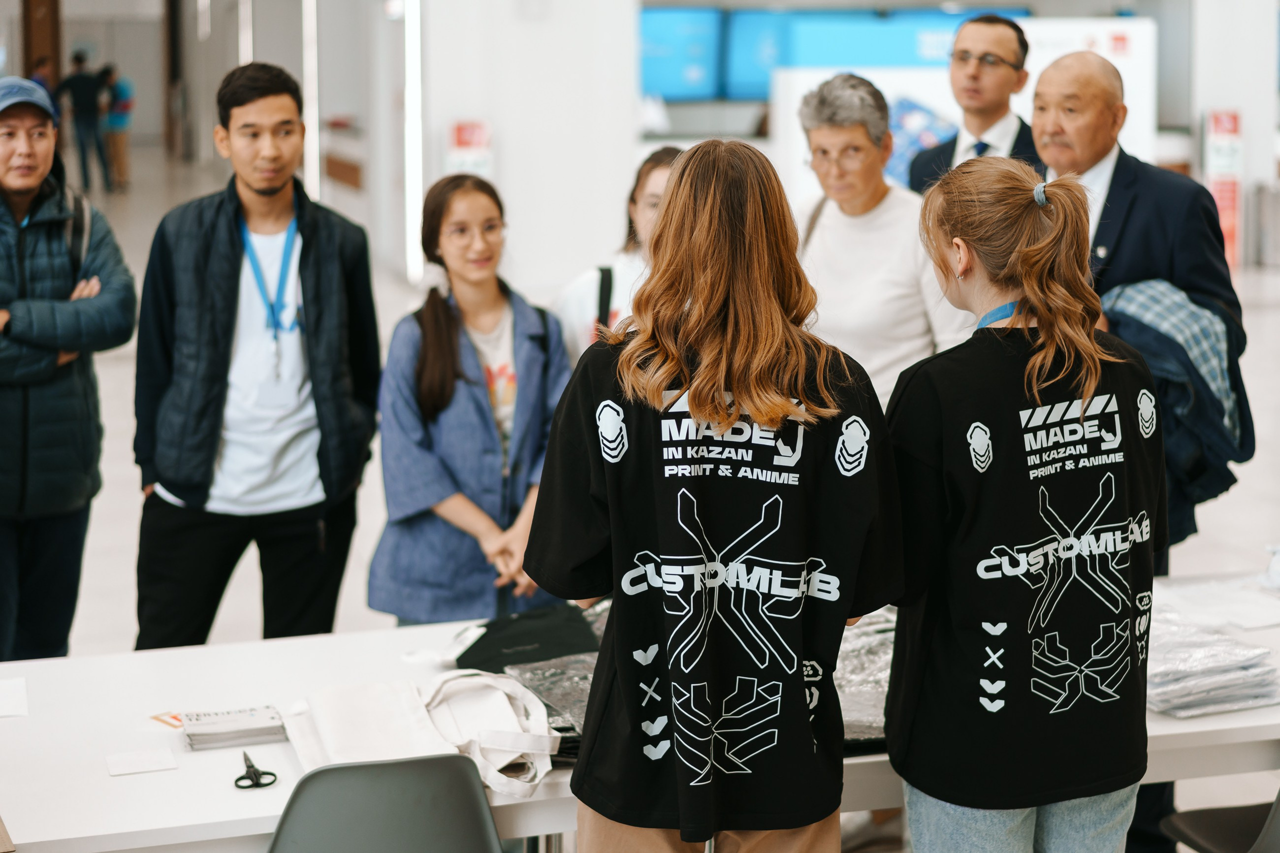 Команда CustomLab в фирменных худи общается с гостями выставки Казань Экспо