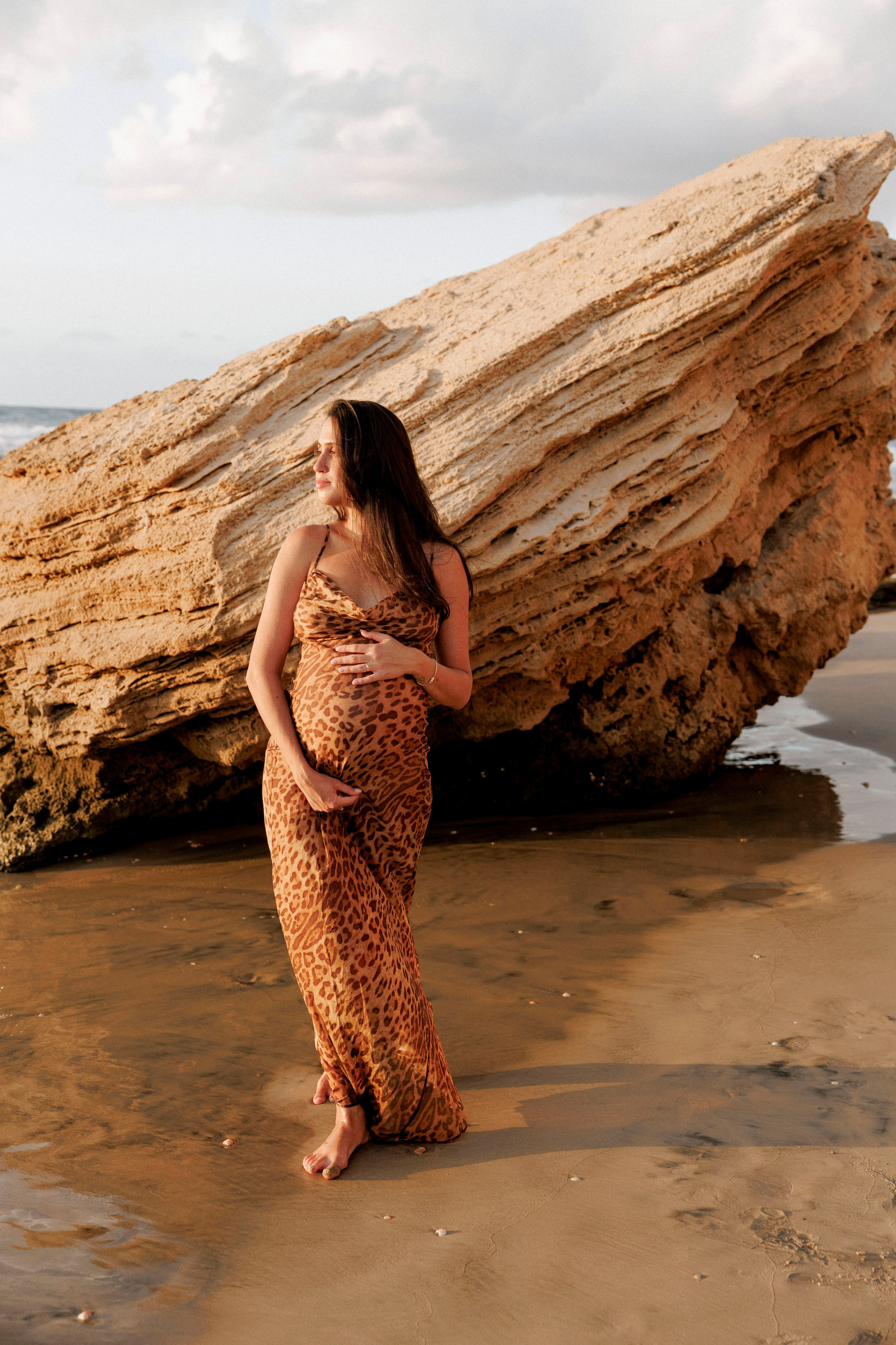 Pregnancy photoshoot near the sea. Wedding and family photographer