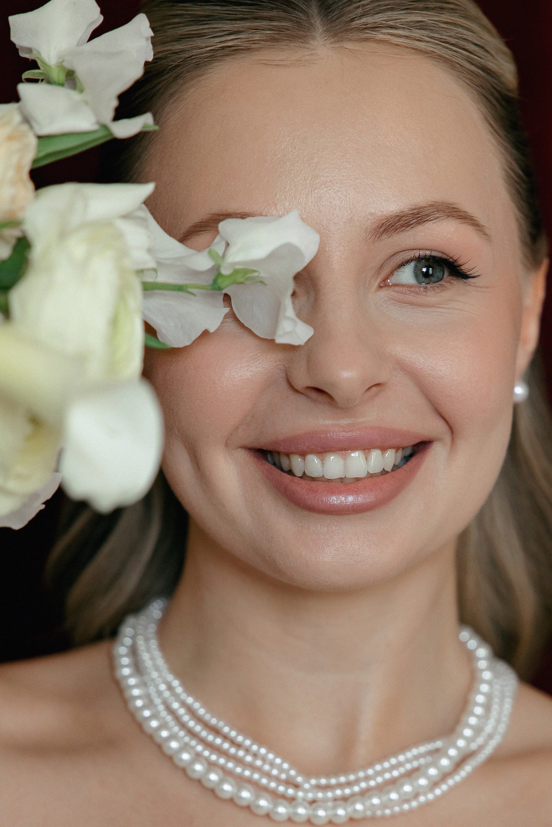 Портрет невесты цветы и улыбка