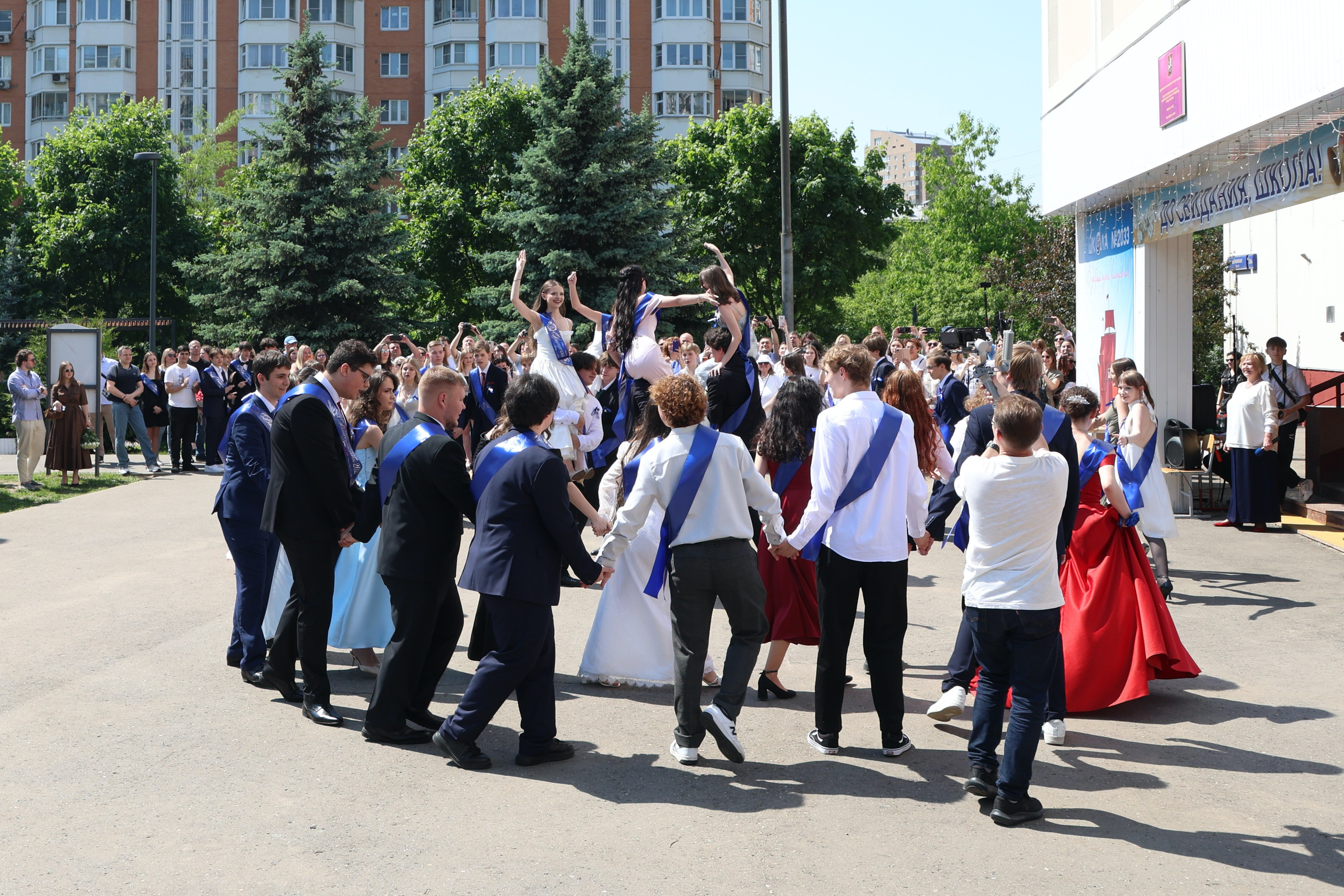 Выпускной в жизнь. Школьные выпускные альбомы в Москве Марина Николаева