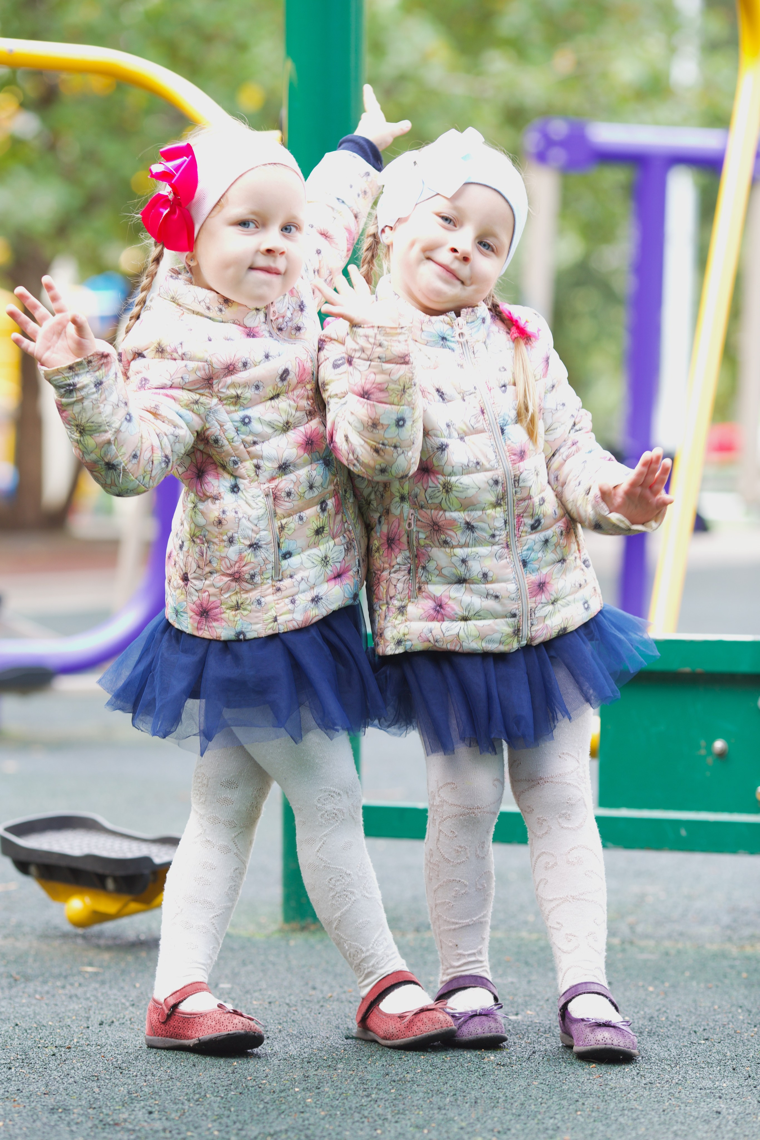 Фотосессия близняшек на детской площадке. Школьные выпускные альбомы в Москве Марина Николаева