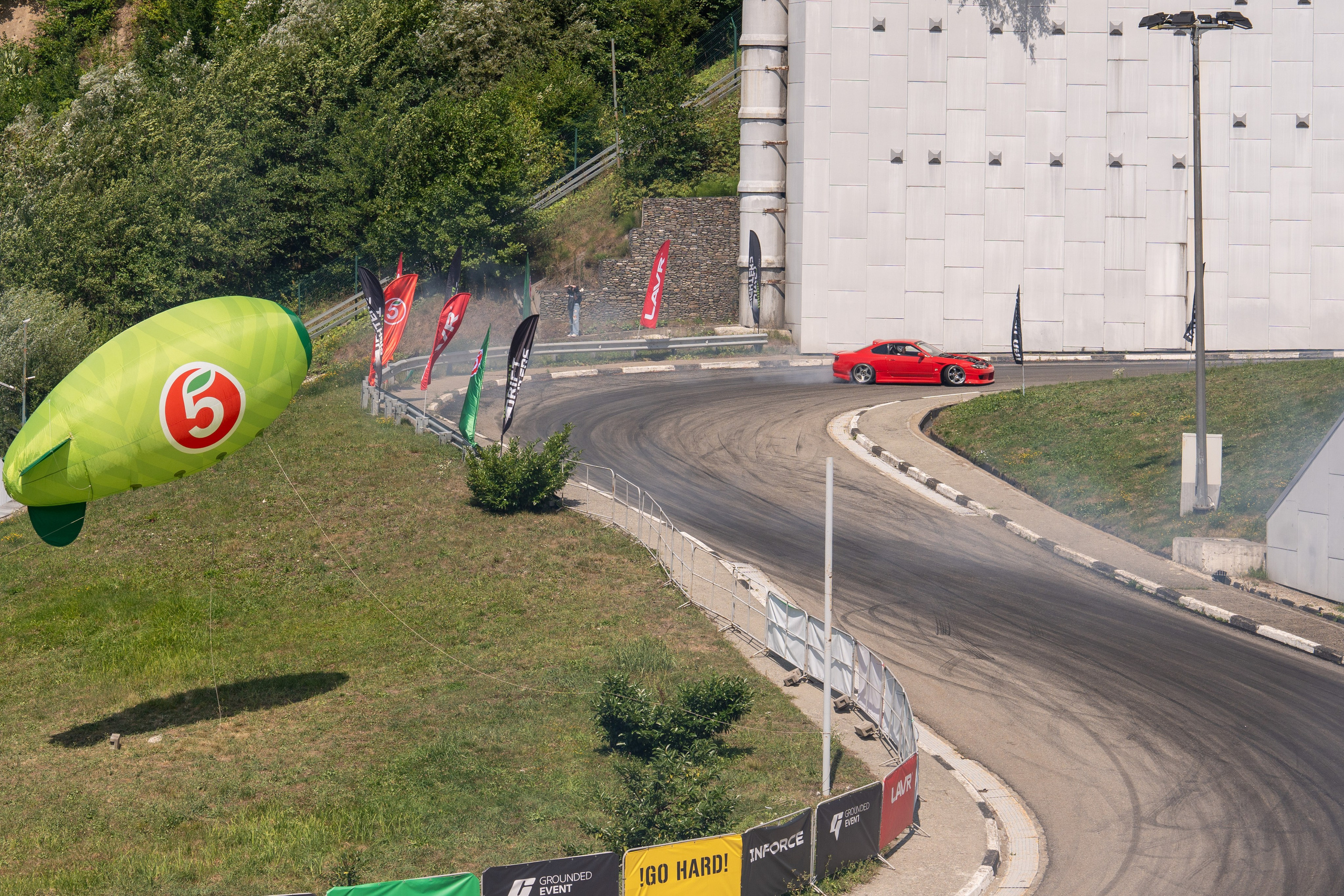 Фотоотчет партнеской интеграции для сети «Пятерочка» на фестивале «Grounded». Репортажный фотограф в Красной Поляне и Сочи Павлюченко Екатерина