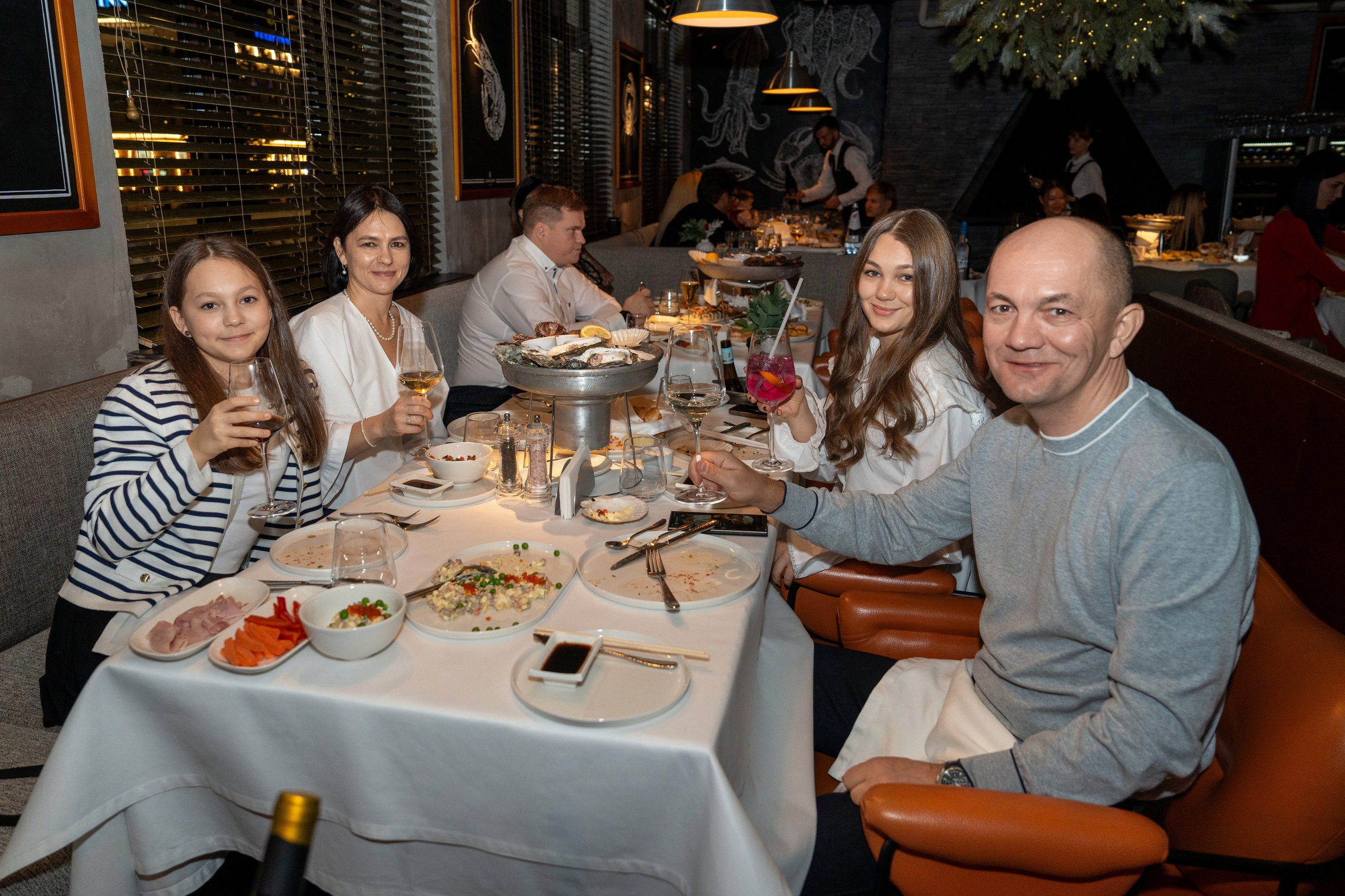 Новый год 2025 в ресторане Сахалин. Репортажный фотограф в Красной Поляне и Сочи Павлюченко Екатерина