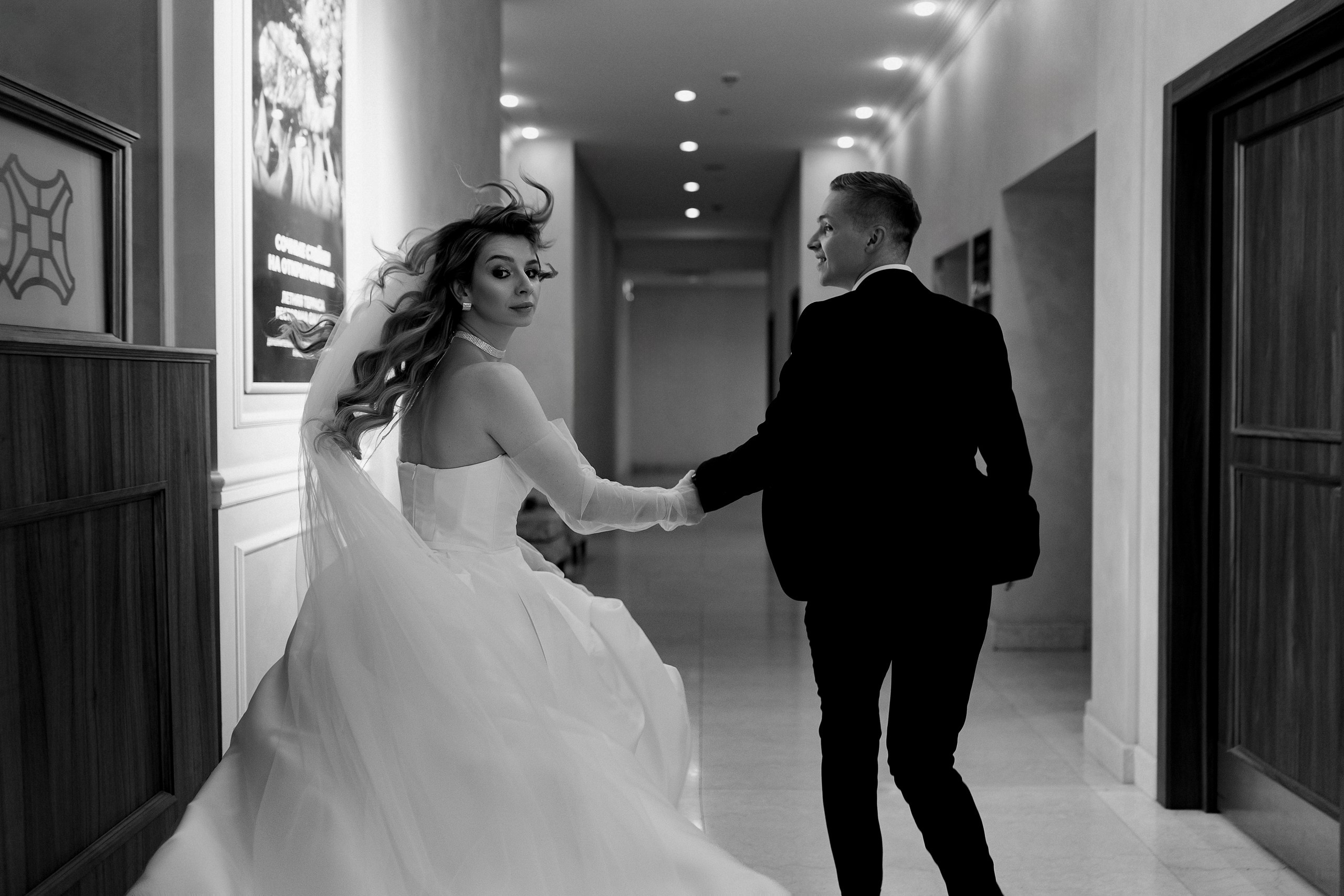 Здравствуйте! Я&nbsp;свадебный фотограф из&nbsp;Ульяновска, работаю в&nbsp;том числе по&nbsp;всей России и&nbsp;с&nbsp;выездом за&nbsp;границу. Снимаю свадьбы, lovestory, корпоративы, светский репортаж. Провожу обучение по&nbsp;фотографии, мастер-классы и&nbsp;воркшопы для других фотографов.