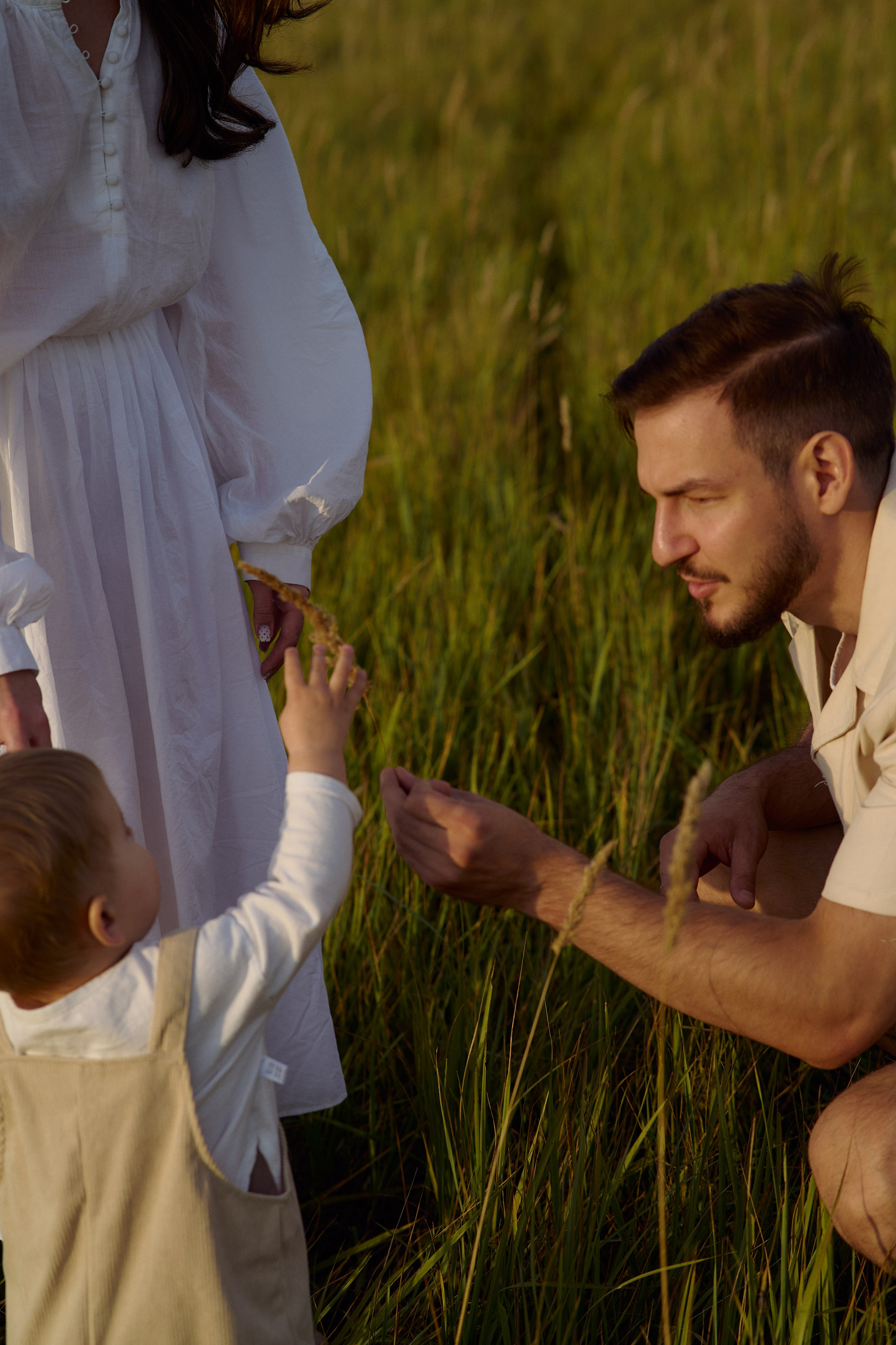 Шамиль, Аня и Марс в поле с барашками. Семейный и свадебный lifestyle-фотограф в Москве Мария Петрова
