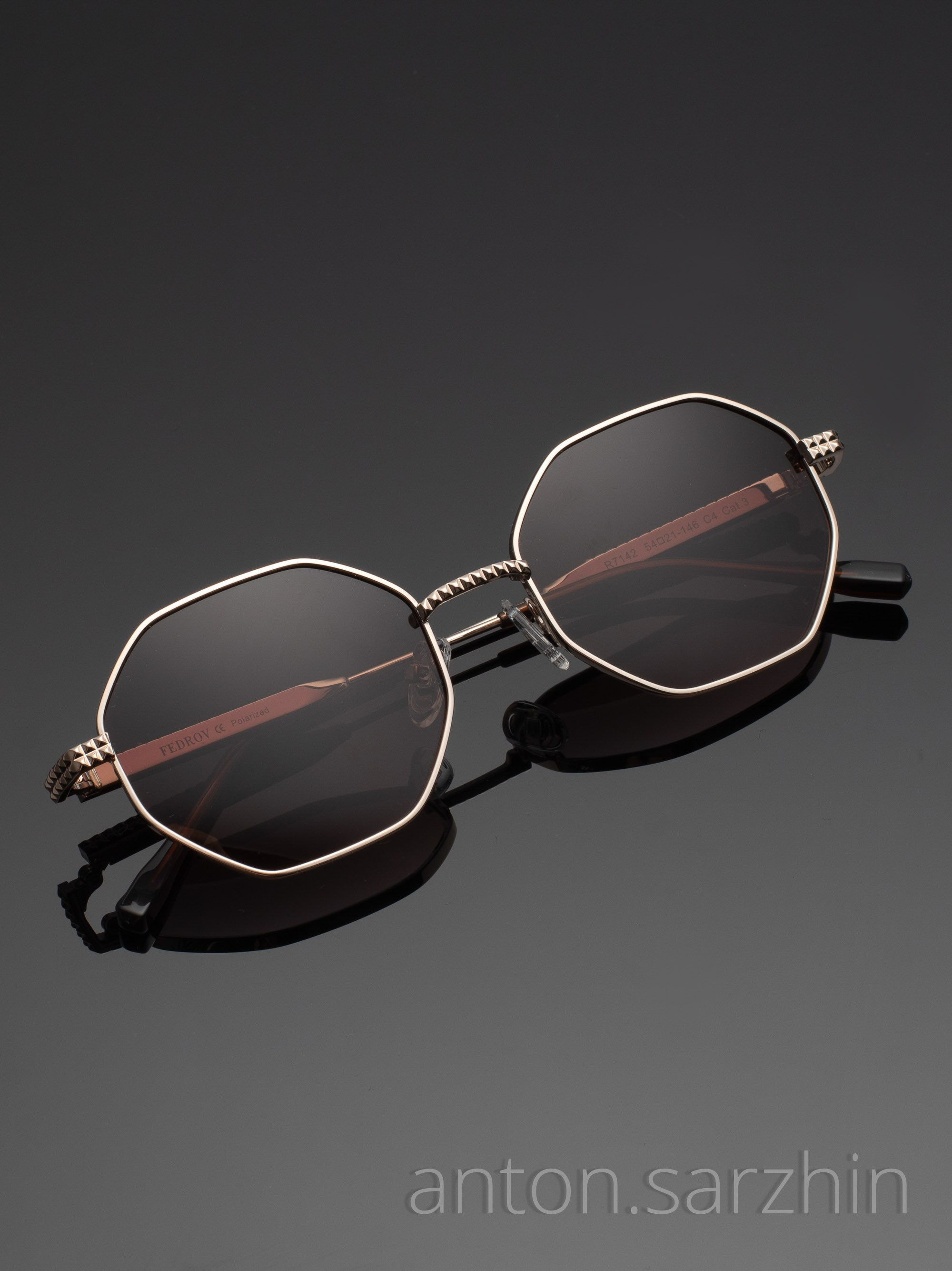 Предметная съемка очков на черном фоне