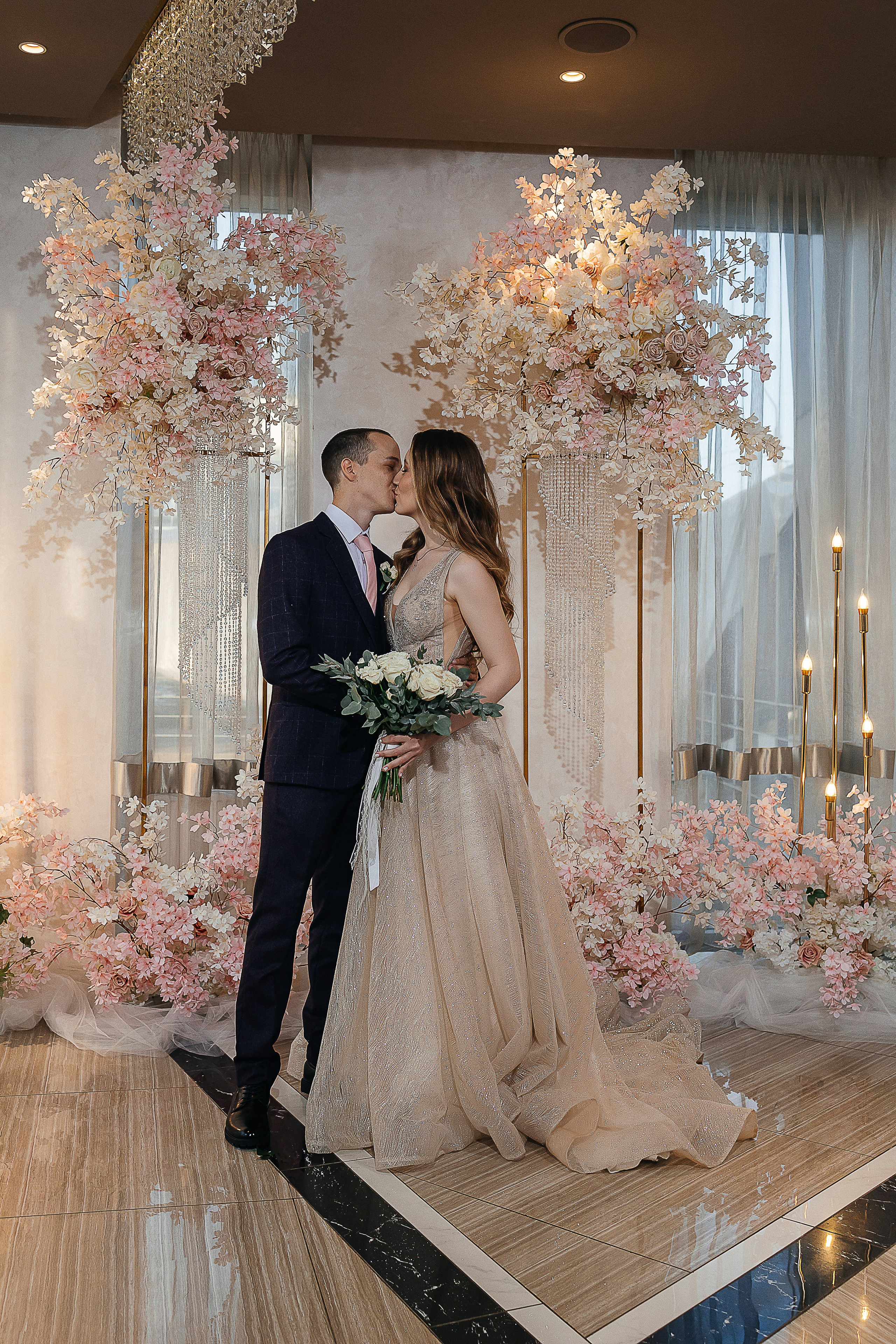 Роскошная выездная церемония в отеле. Олег Сверчков | Свадебный фотограф Вологда