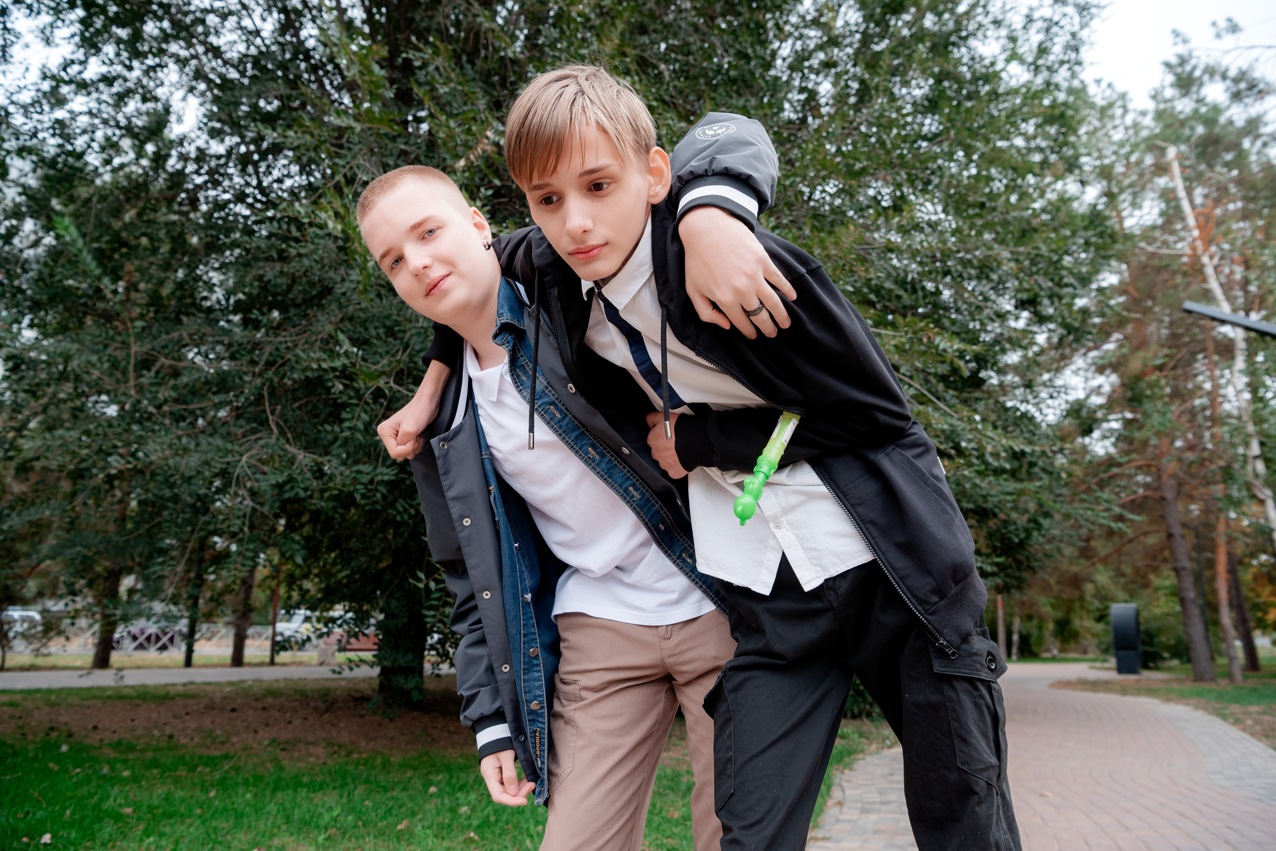 Фотосессия в парке для альбома школьники 9 класс. Фотограф в Волгограде и Волжском Александр Горбань