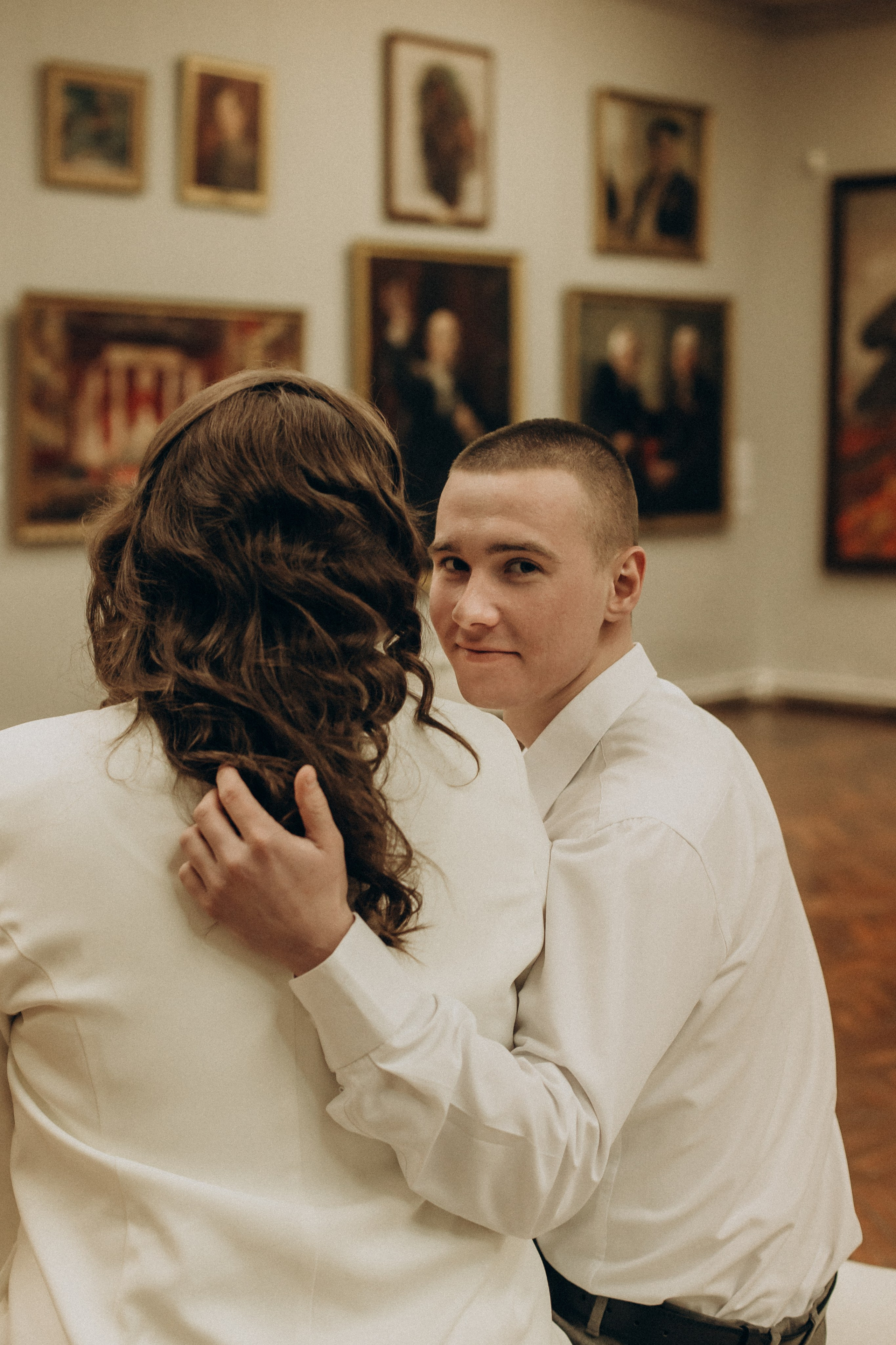 Нежность на фоне искусства. Свадебный фотограф Илья Бринк