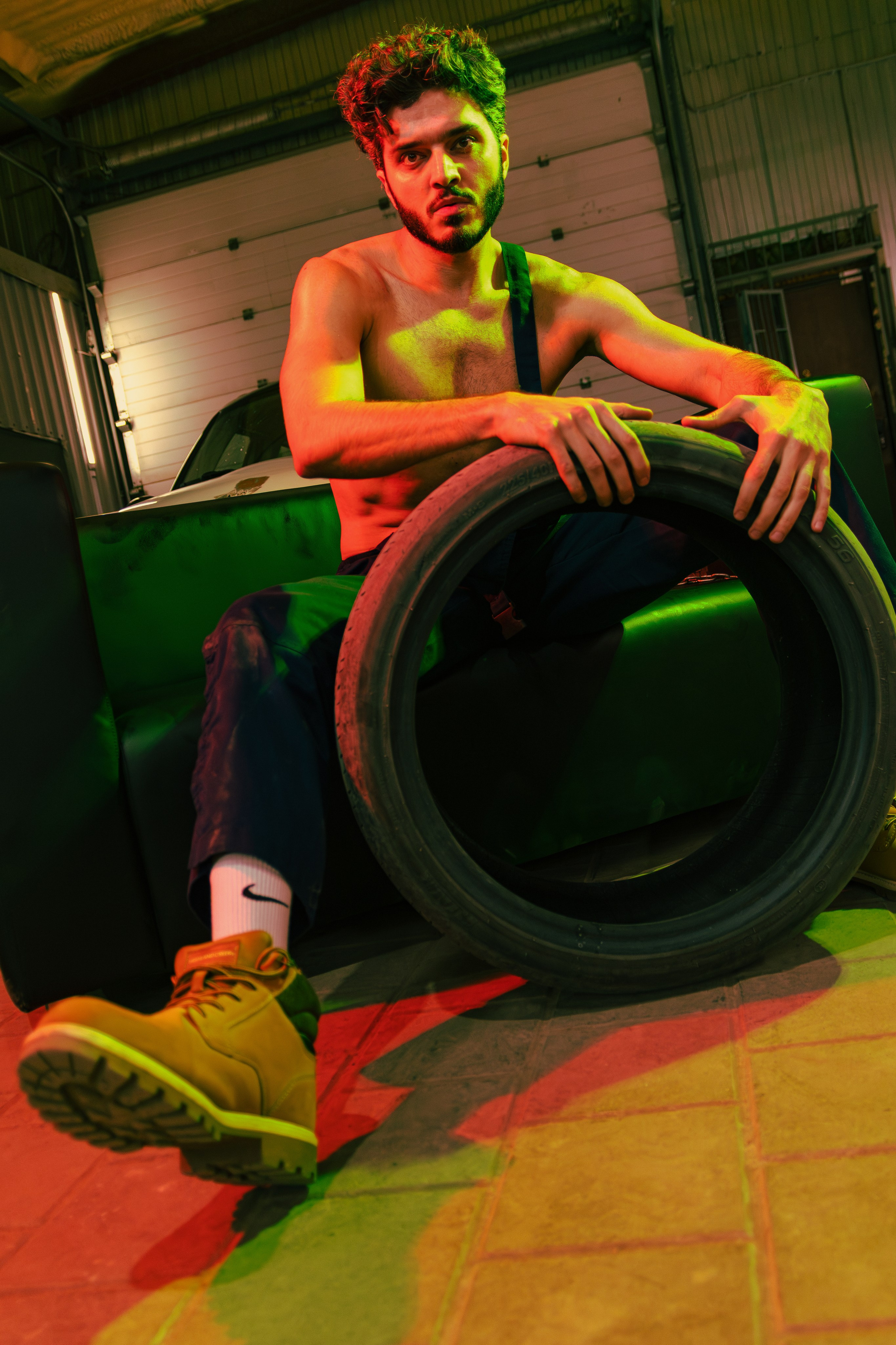 Профессиональная фотосессия мужчин в костюмах работников малярки в Ростове-на-Дону. Съёмка группы Sextasy в креативной атмосфере.