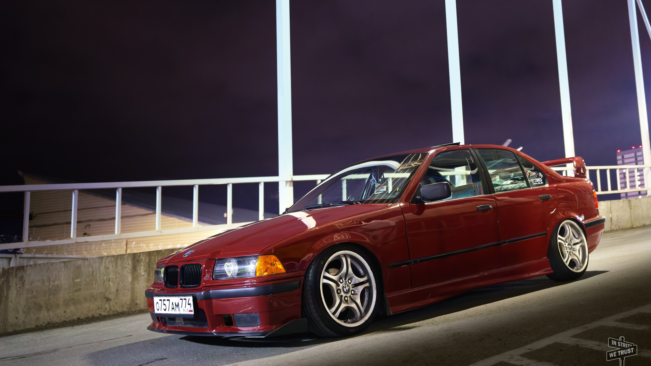 BMW E36 под уличным фонарем. IN STREET WE TRUST