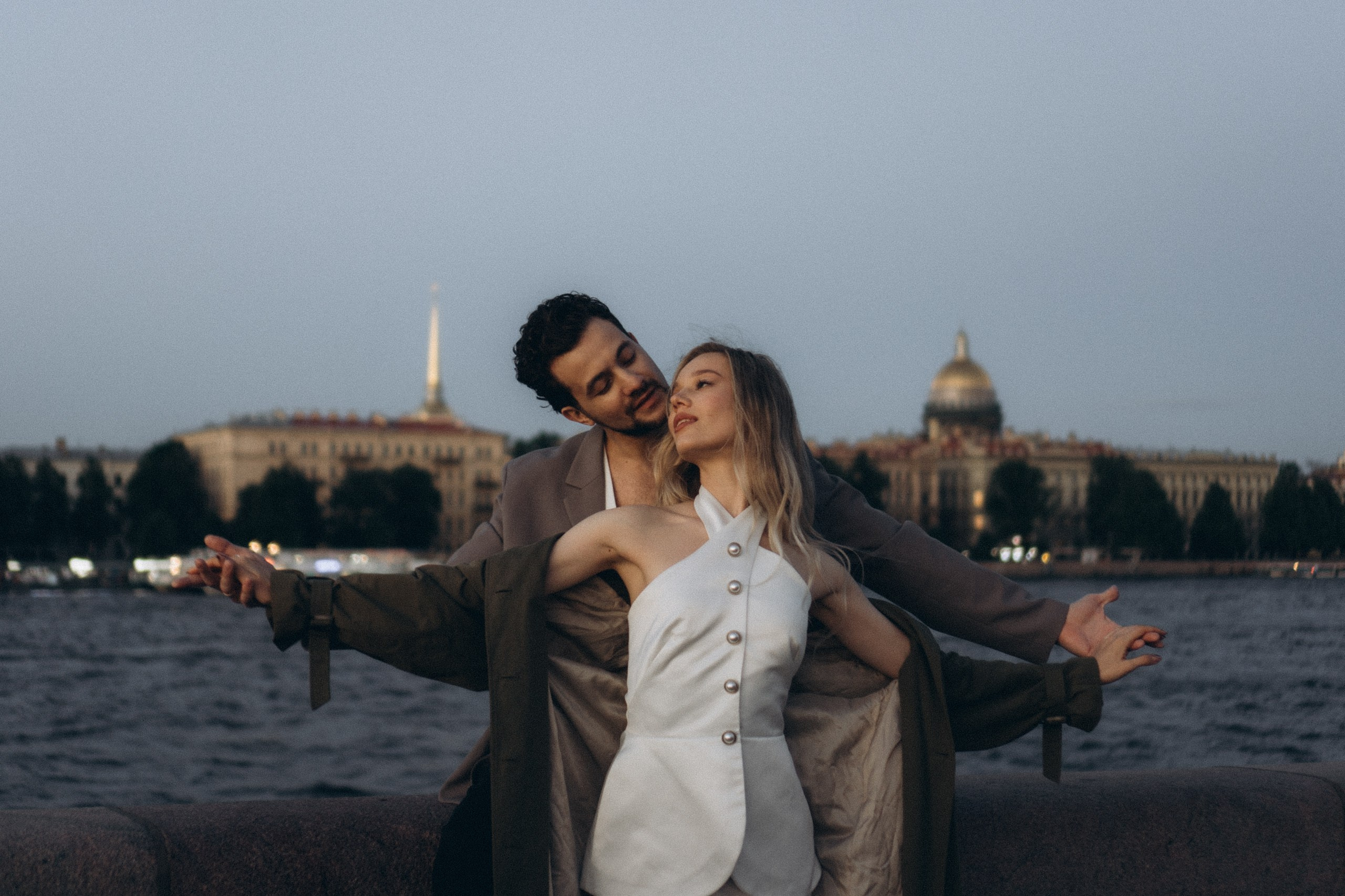 СВАДЕБНАЯ СЬЕМКА ПАРЫ НА РАССВЕТЕ В БЕЛЫЕ НОЧИ И ПРОГУЛКА С РАЗВОДНЫМИ МОСТАМИ И ПИКНИК ВОЗЛЕ ИСАКИЕВСКОГО СОБОРА. Профессиональный фотограф, Санкт-Петербург — Виктория Богомолова
