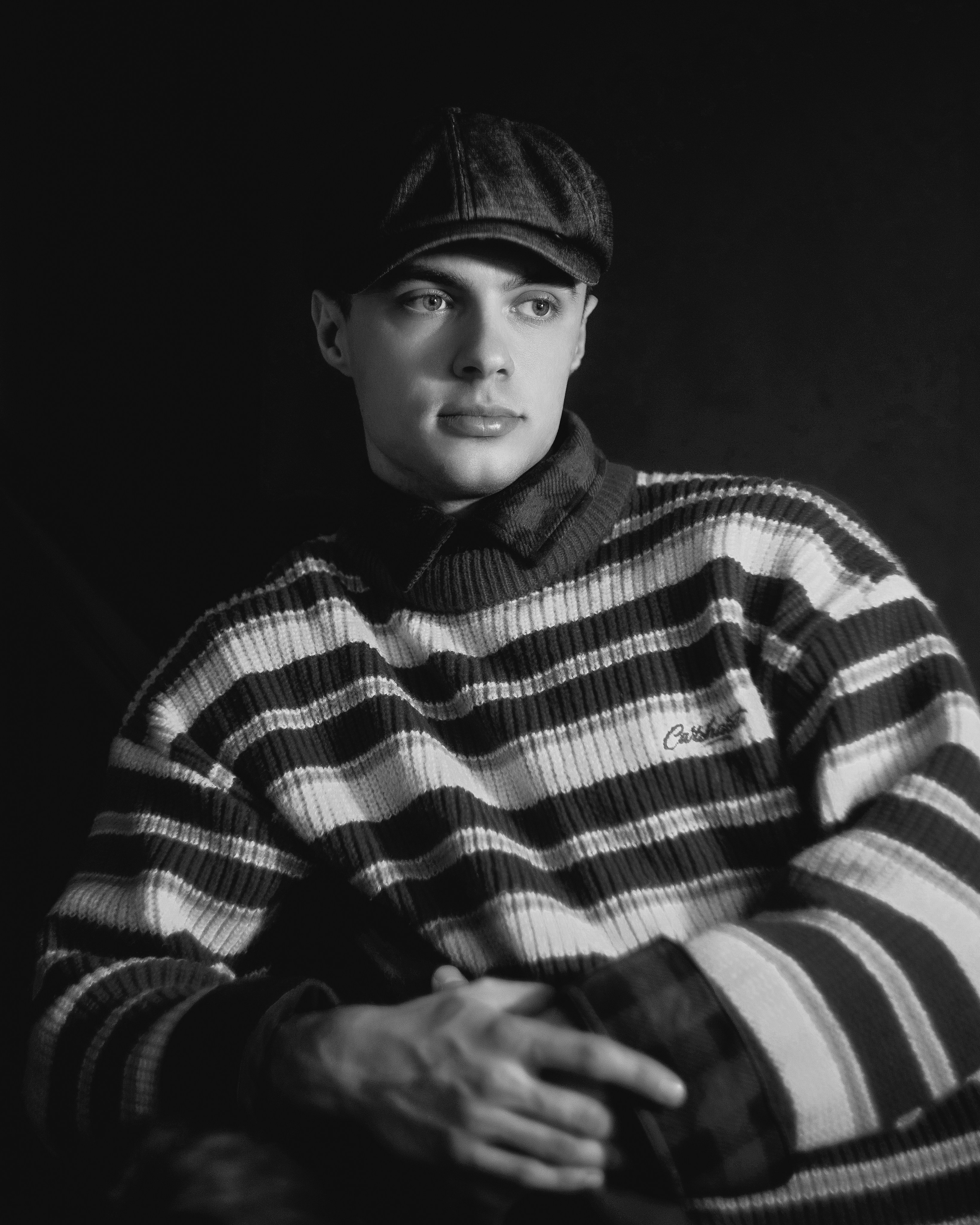 Черно-белый мужской портрет в кепке, авторская фотосессия в художественном стиле для fashion и love story съемки