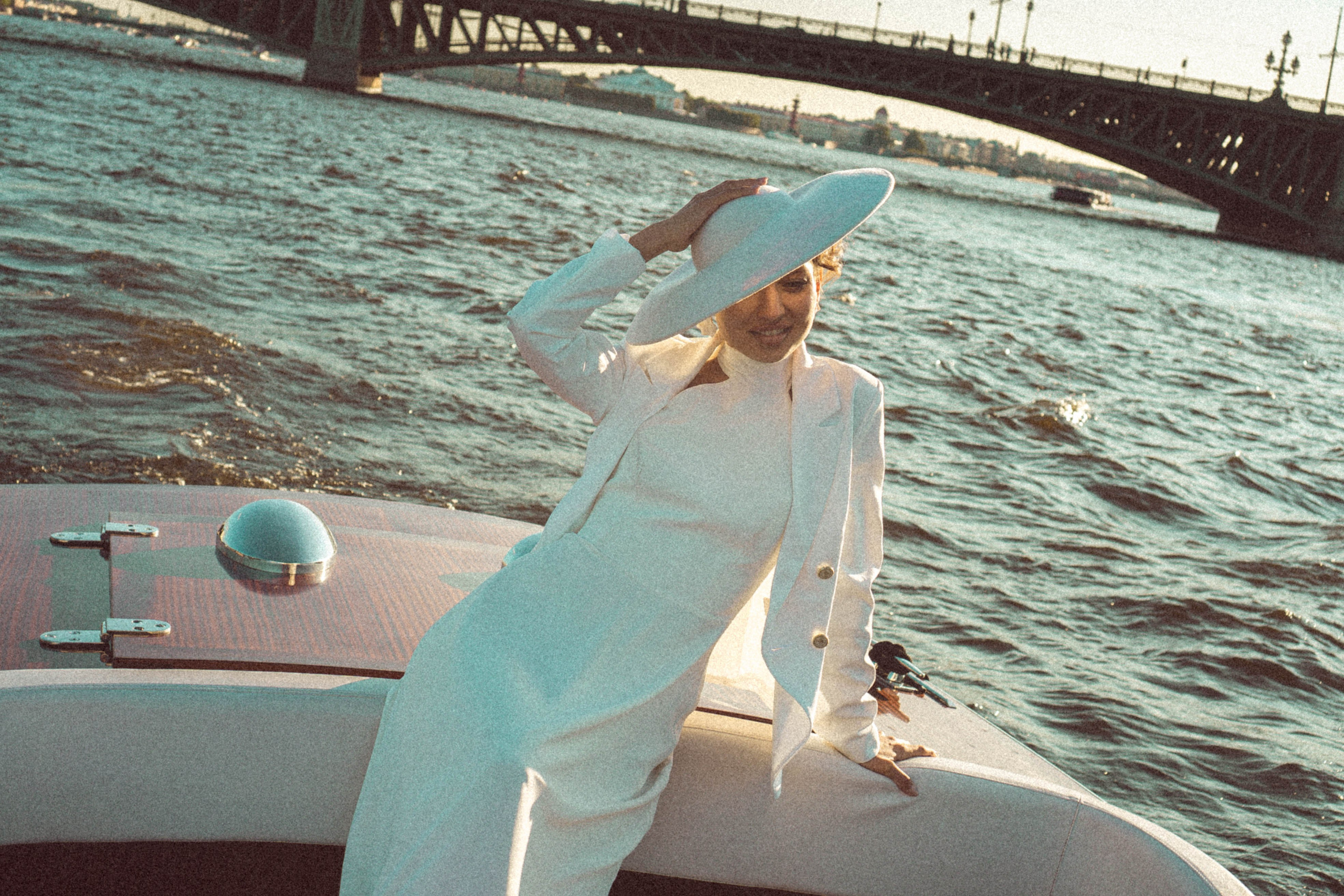 СВАДЕНБНАЯ СЬЕМКА НА КАТЕРЕ ПО КАНАЛАМ САНКТ-ПЕТЕРБУРГА И В АКВАТОРИИ НЕВЫ. Профессиональный фотограф, Санкт-Петербург — Виктория Богомолова