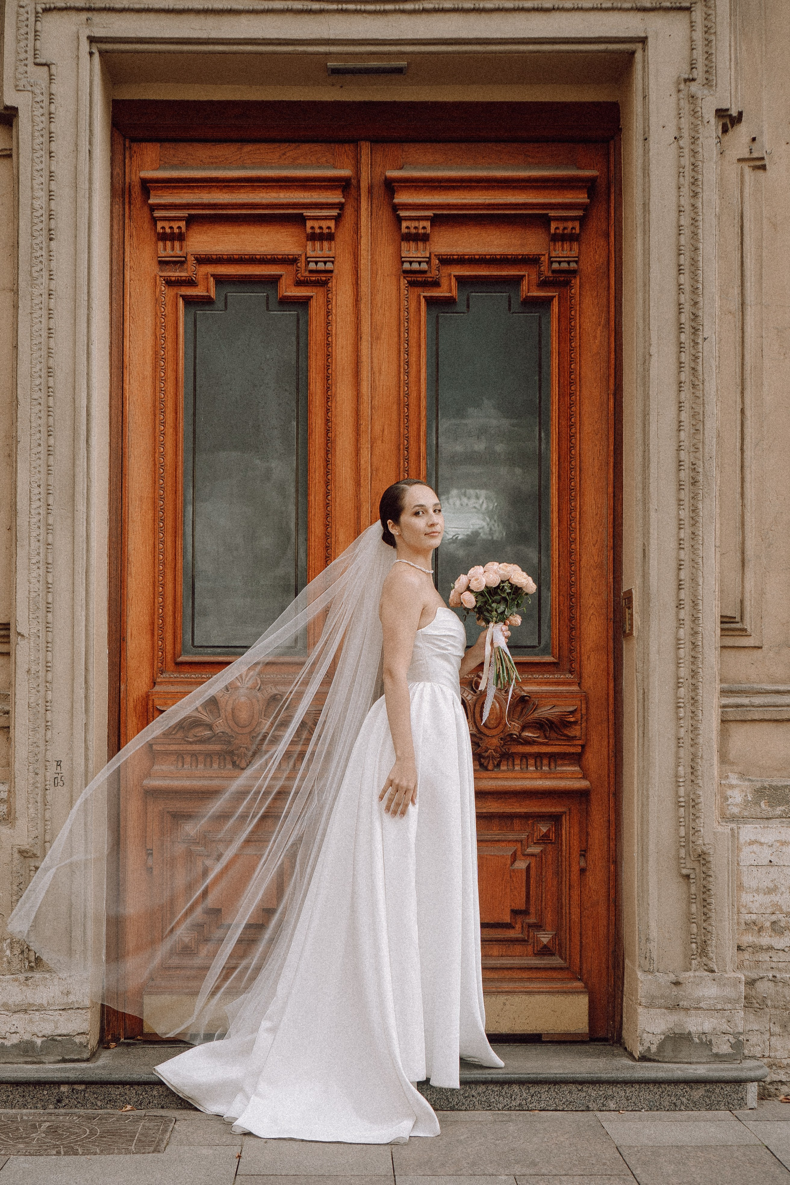 СВАДЕБНАЯ ПРОГУЛКА В САНТК-ПЕТЕРБУРГЕ (ИСАКИЕВСКИЙ СОБОР, ЗИМНЯЯ КАНАВКА, ЭРМИТАЖ И БОЛЬШАЯ МОРСКАЯ УЛИЦА). Профессиональный фотограф, Санкт-Петербург — Виктория Богомолова