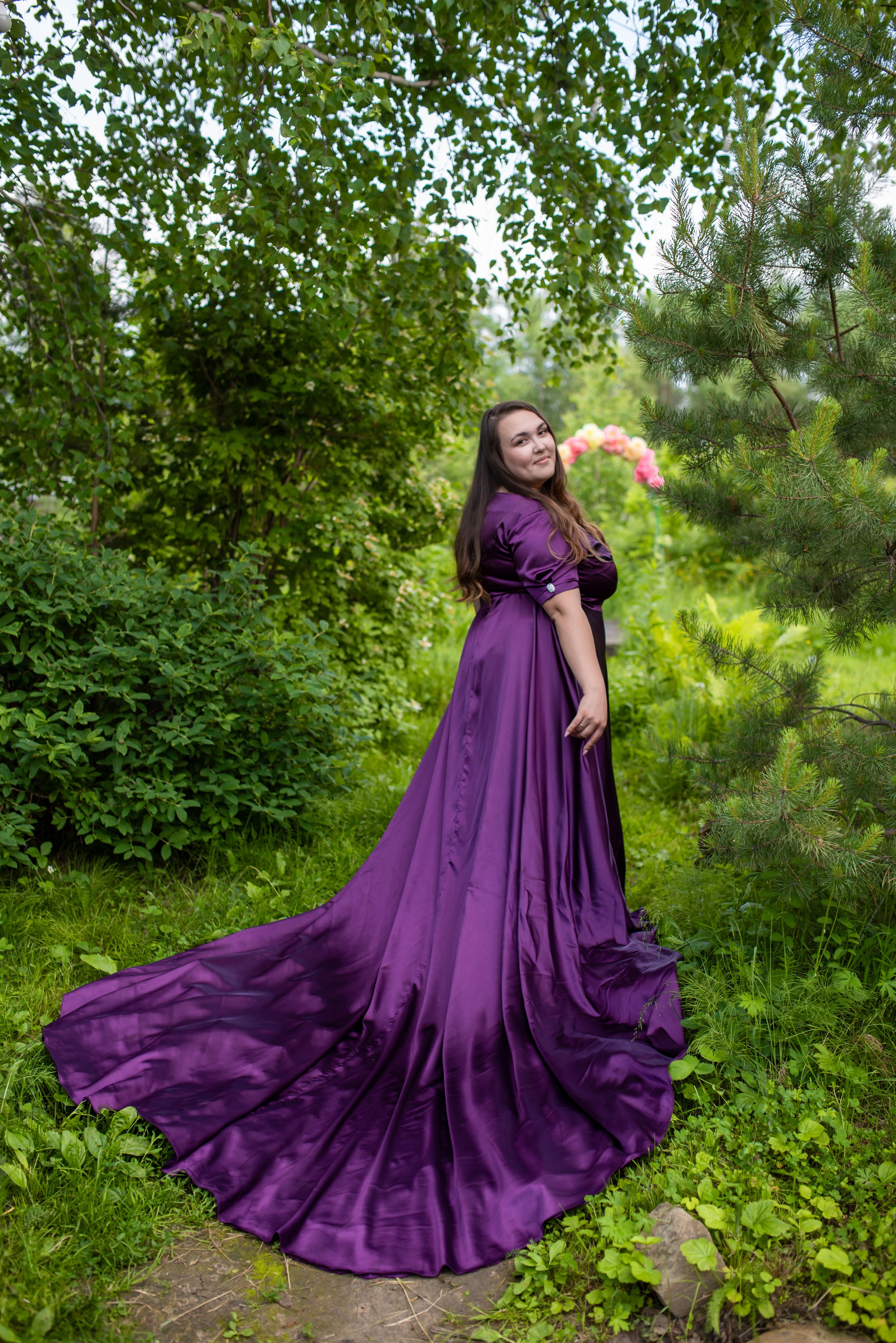 Платье атласное со шлефом фиолетового цвета 56-58 рр напрокат на фотосессию на Байкале