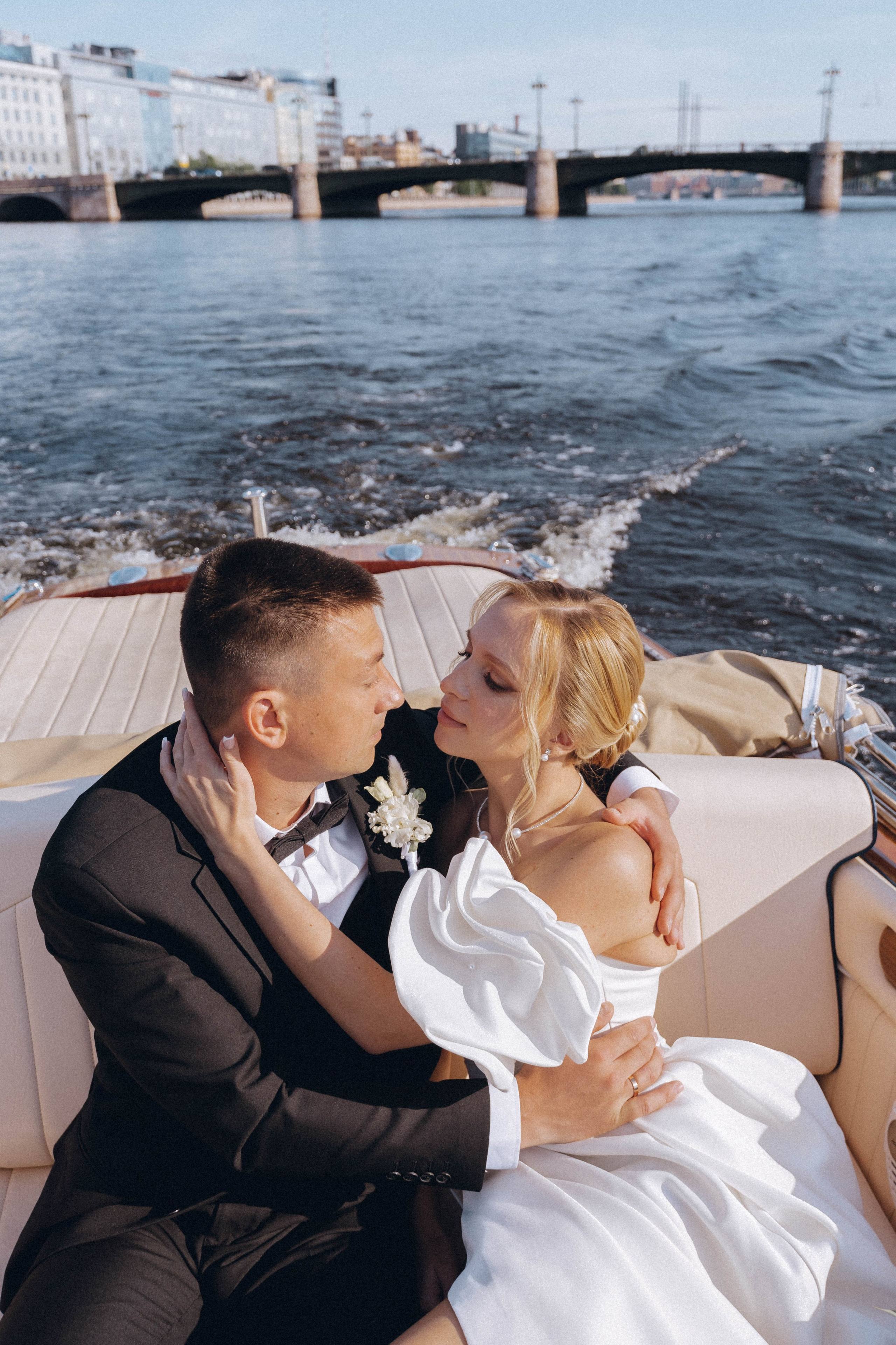 СВАДЕНБНАЯ СЬЕМКА НА КАТЕРЕ ПО КАНАЛАМ САНКТ-ПЕТЕРБУРГА И В АКВАТОРИИ НЕВЫ. Профессиональный фотограф, Санкт-Петербург — Виктория Богомолова