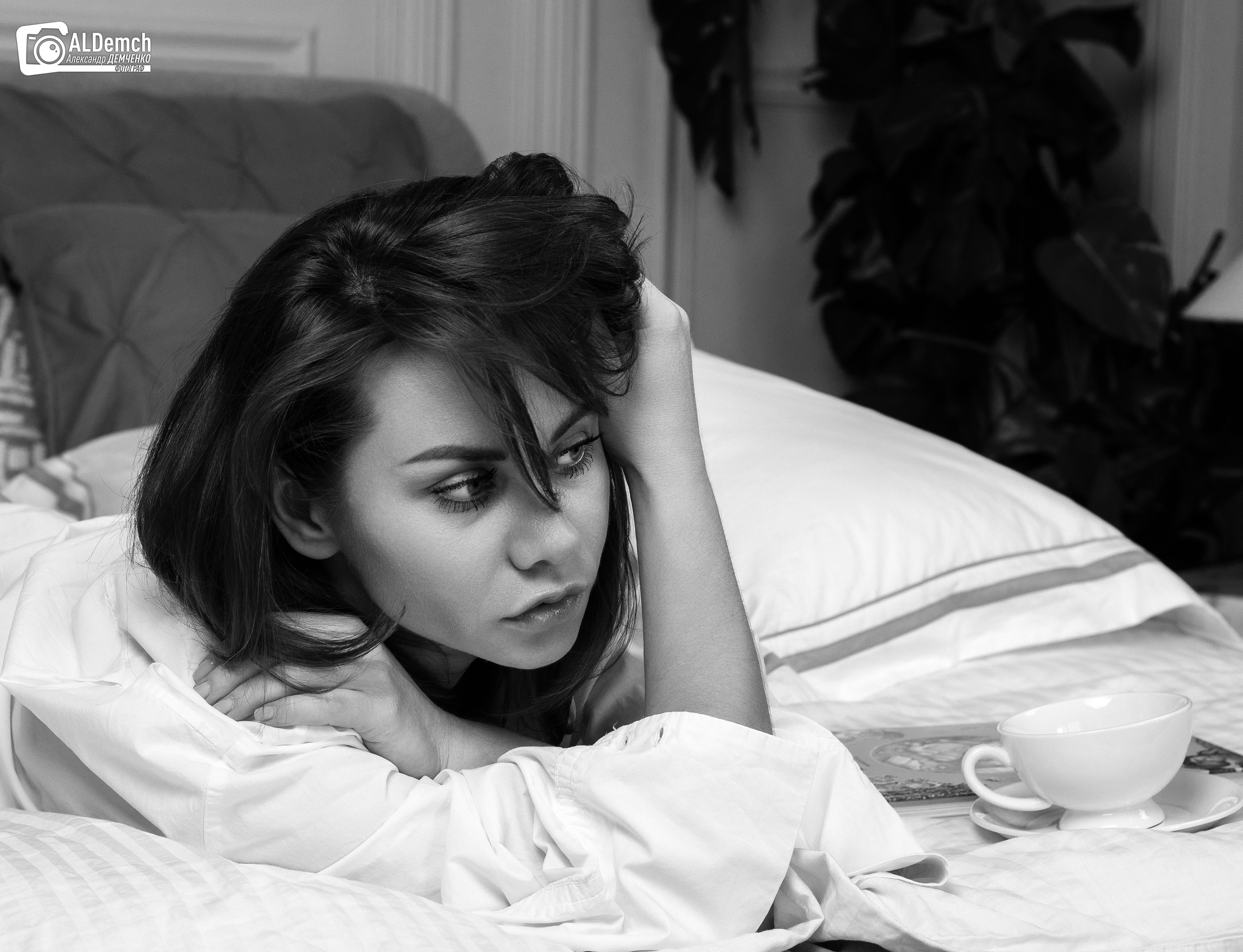 Фотосессия в фотостудии в Москве девушки в белой рубашке