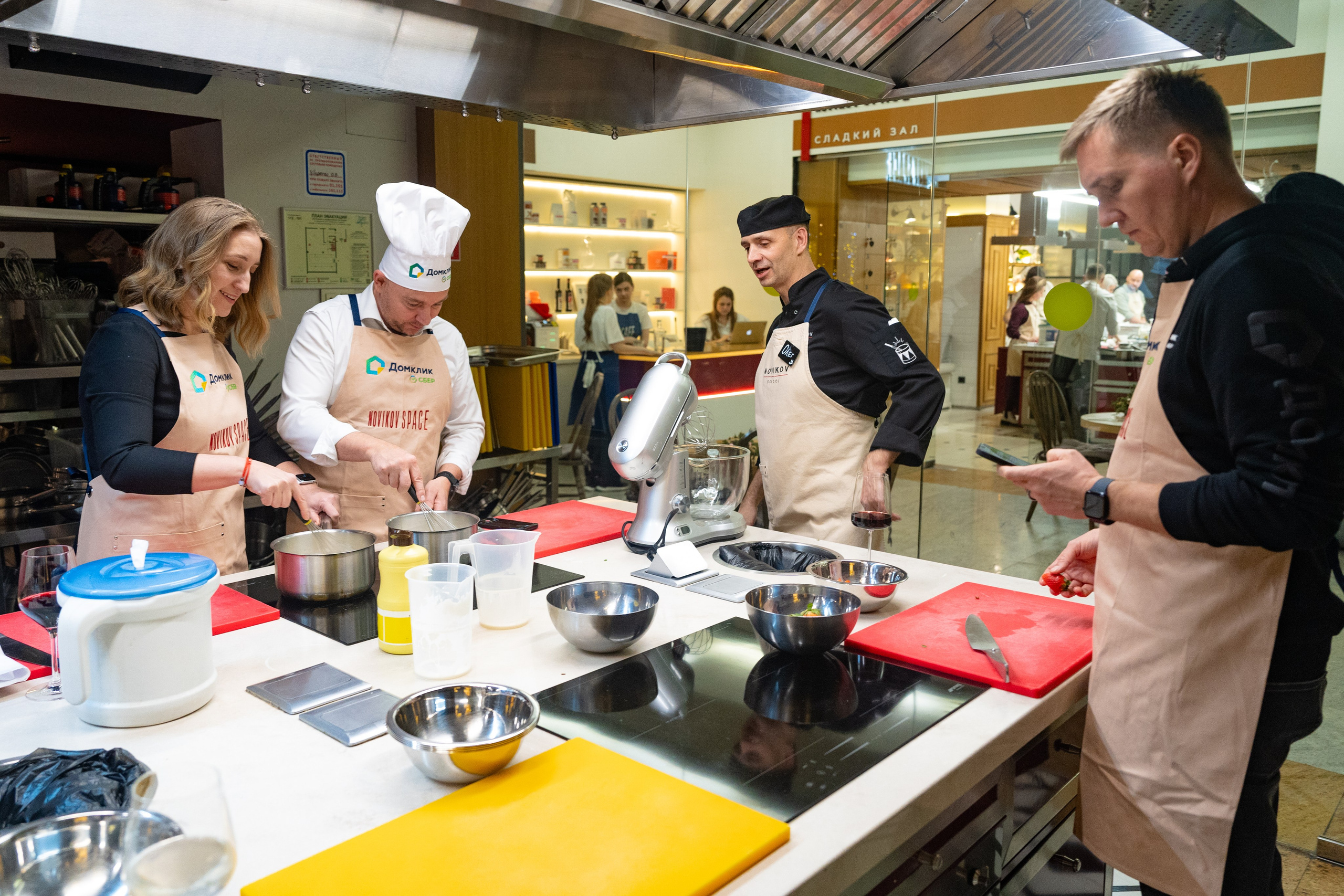 NOVIKOV SCHOOL — Умами зал. Фотограф Никита Комаров