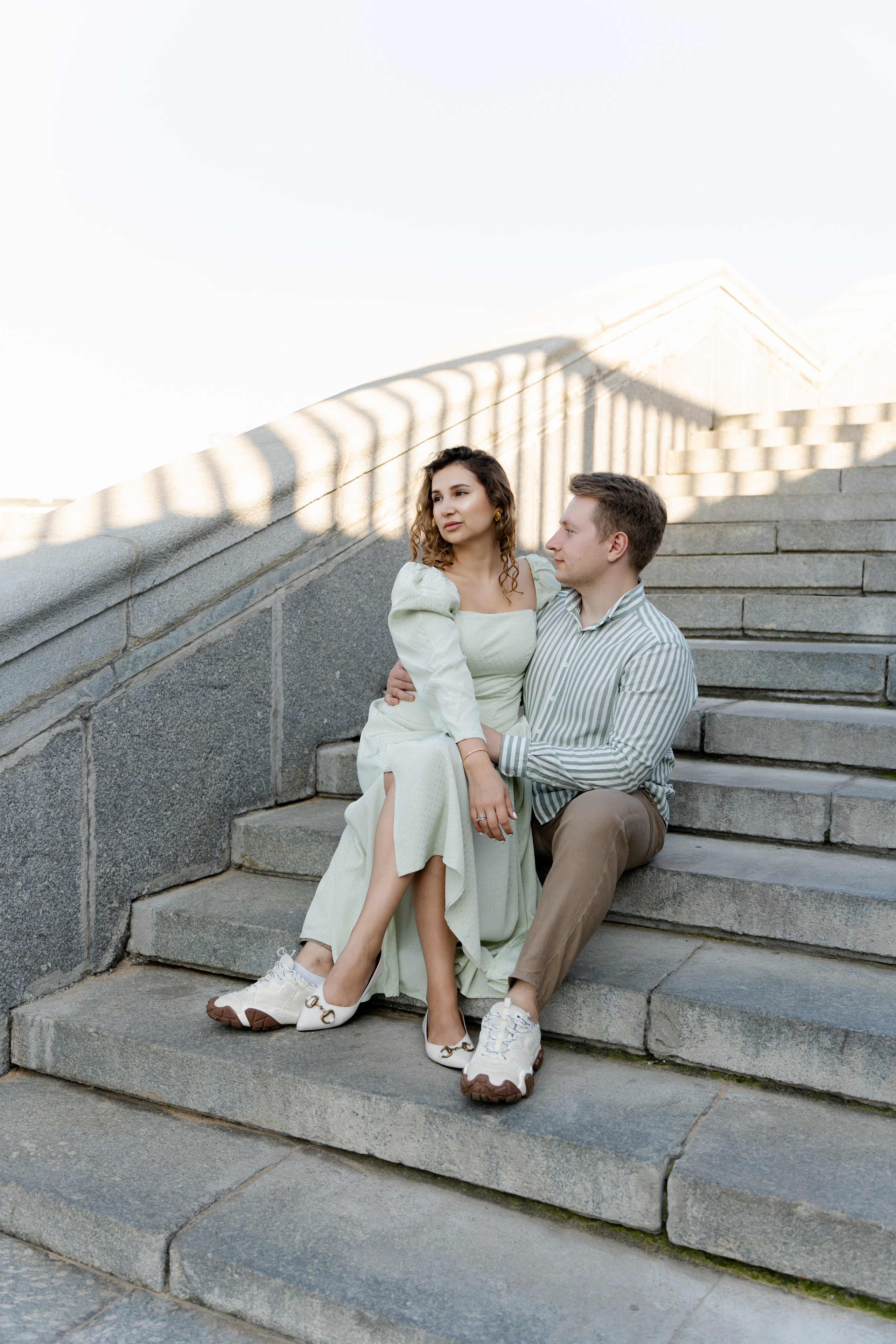 Девушка с парнем сидят на лестнице Фотосессия Фотограф Москва 