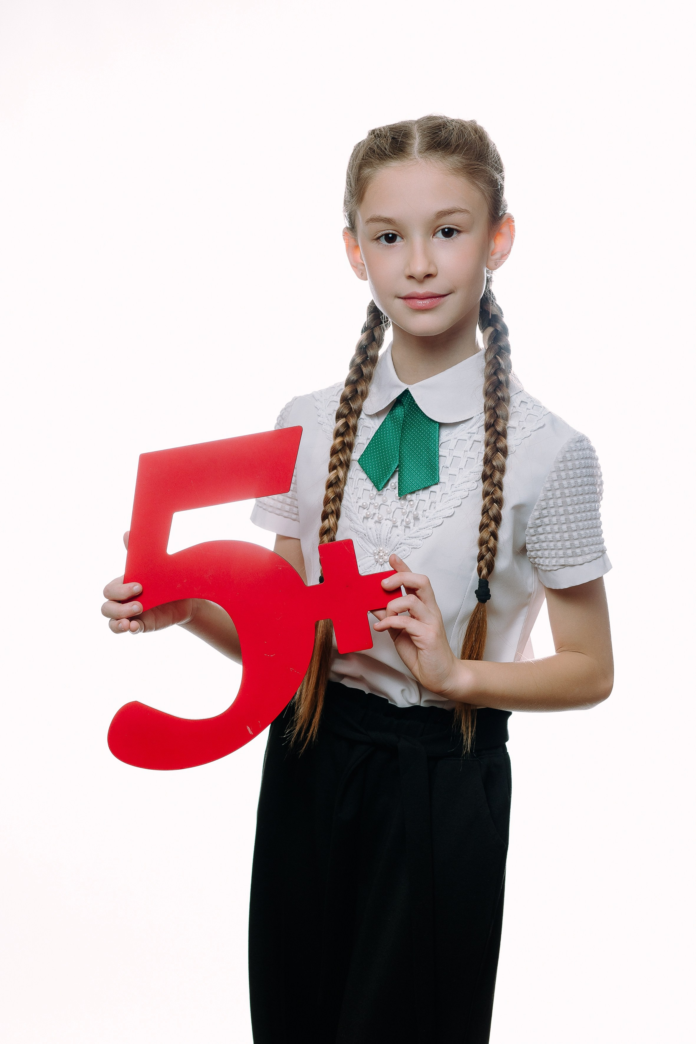 Портрет на светлом фоне- начальная школа. Выпускные альбомы Натальи Бутко: Новороссийск, Анапа, Геленджик