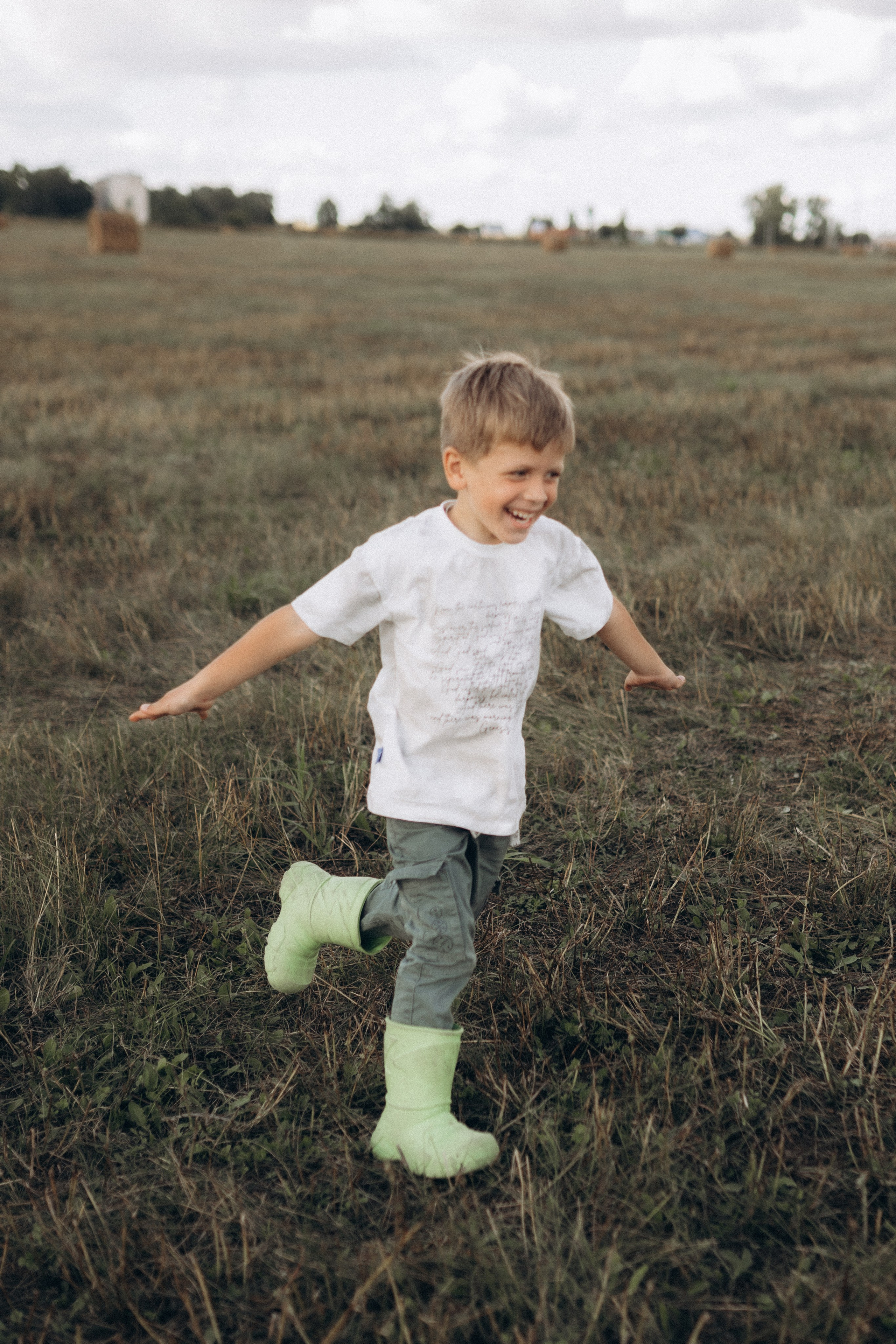 Вика и Миша на сене. Семейный фотограф lifestyle в Новосибирске Елена Шпилевая
