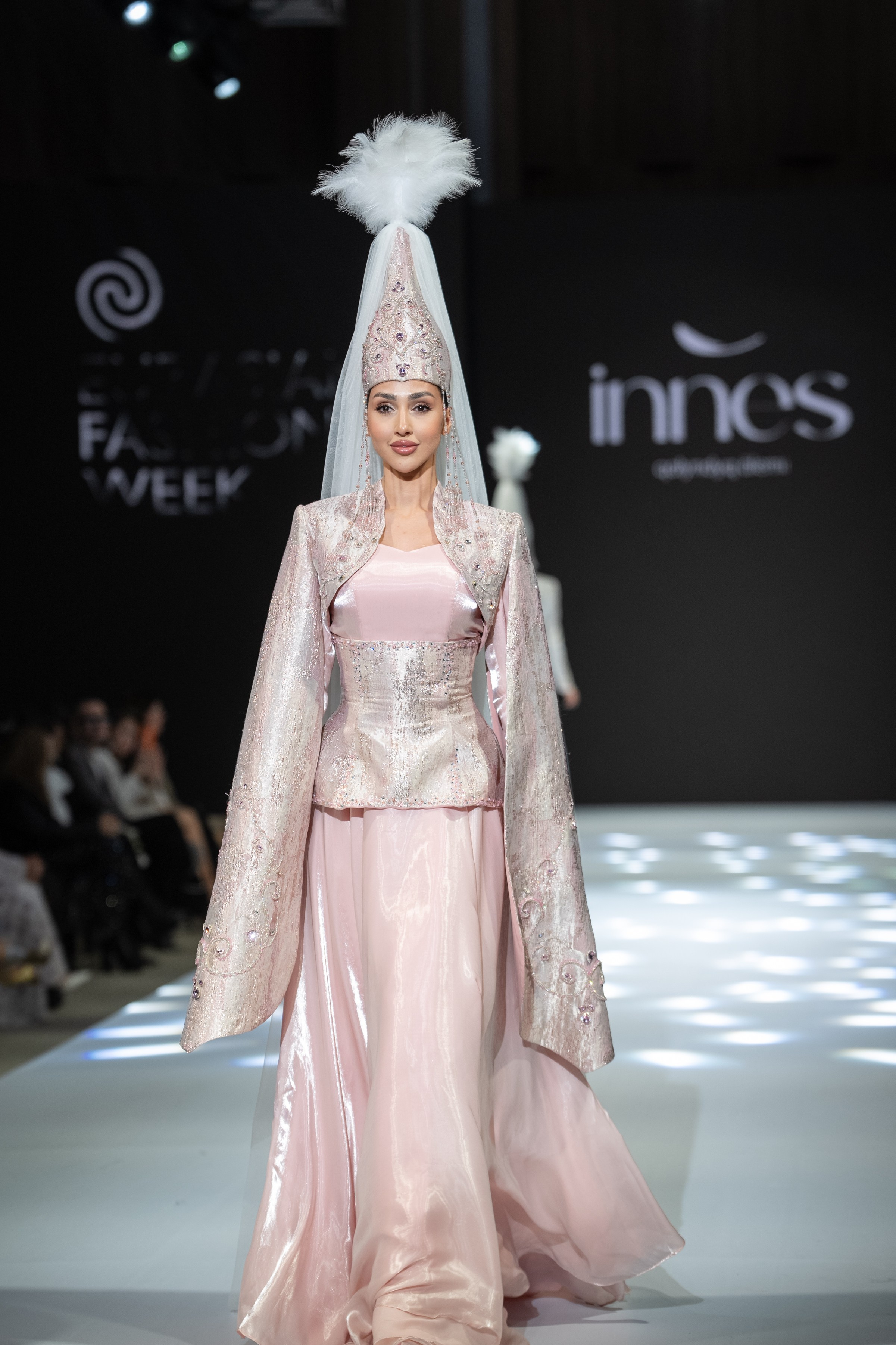 EURASIAN FASHION WEEK Innes. Сайт Алматинского НЮ АРТ, будуар и фэшн фотографа Дениса Карпенко
