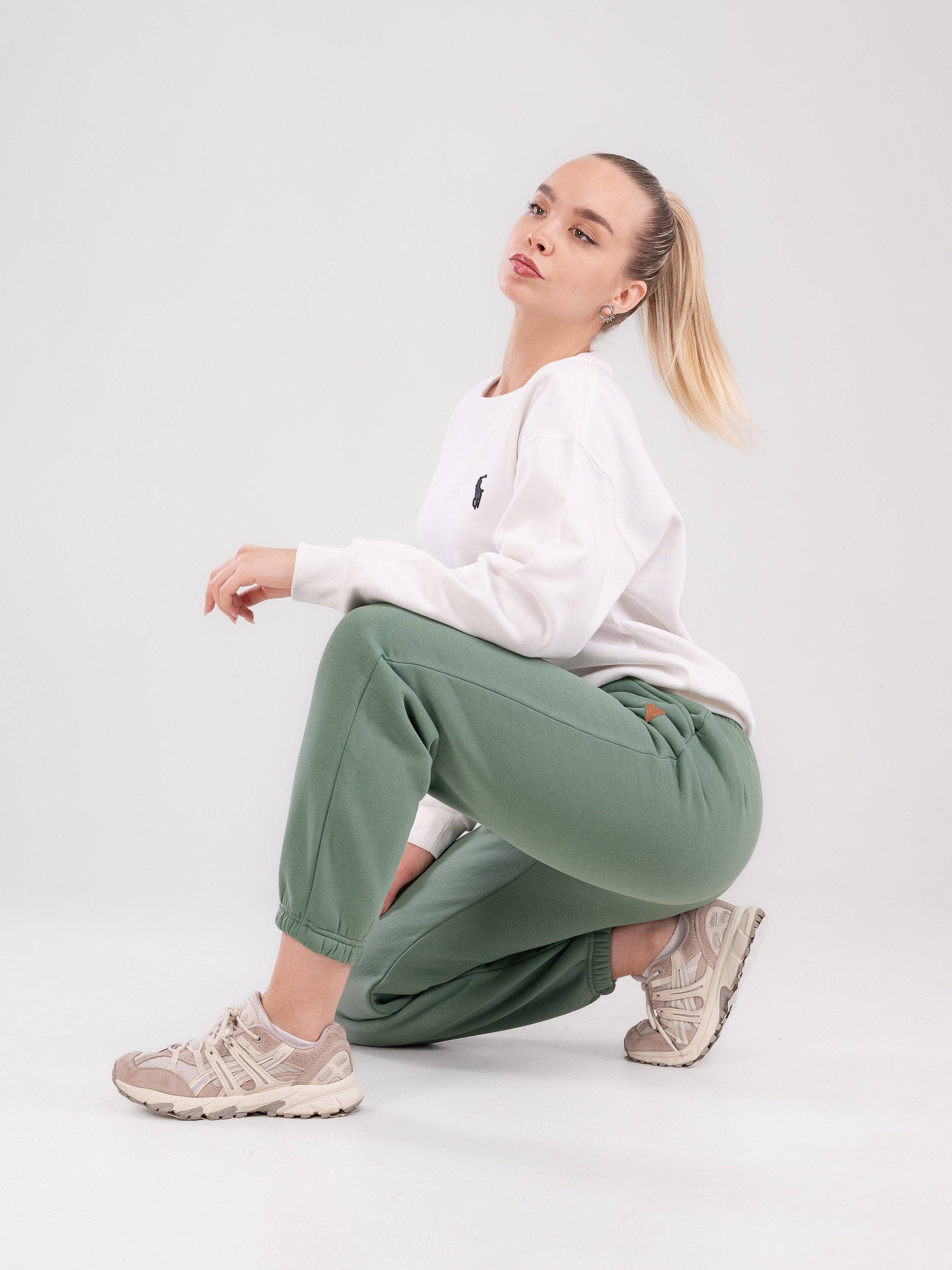 Спортивные костюмы и брюки с большой палитрой цветов!. Предметный фотограф, фото для маркетплейсов Пятигорск, КМВ