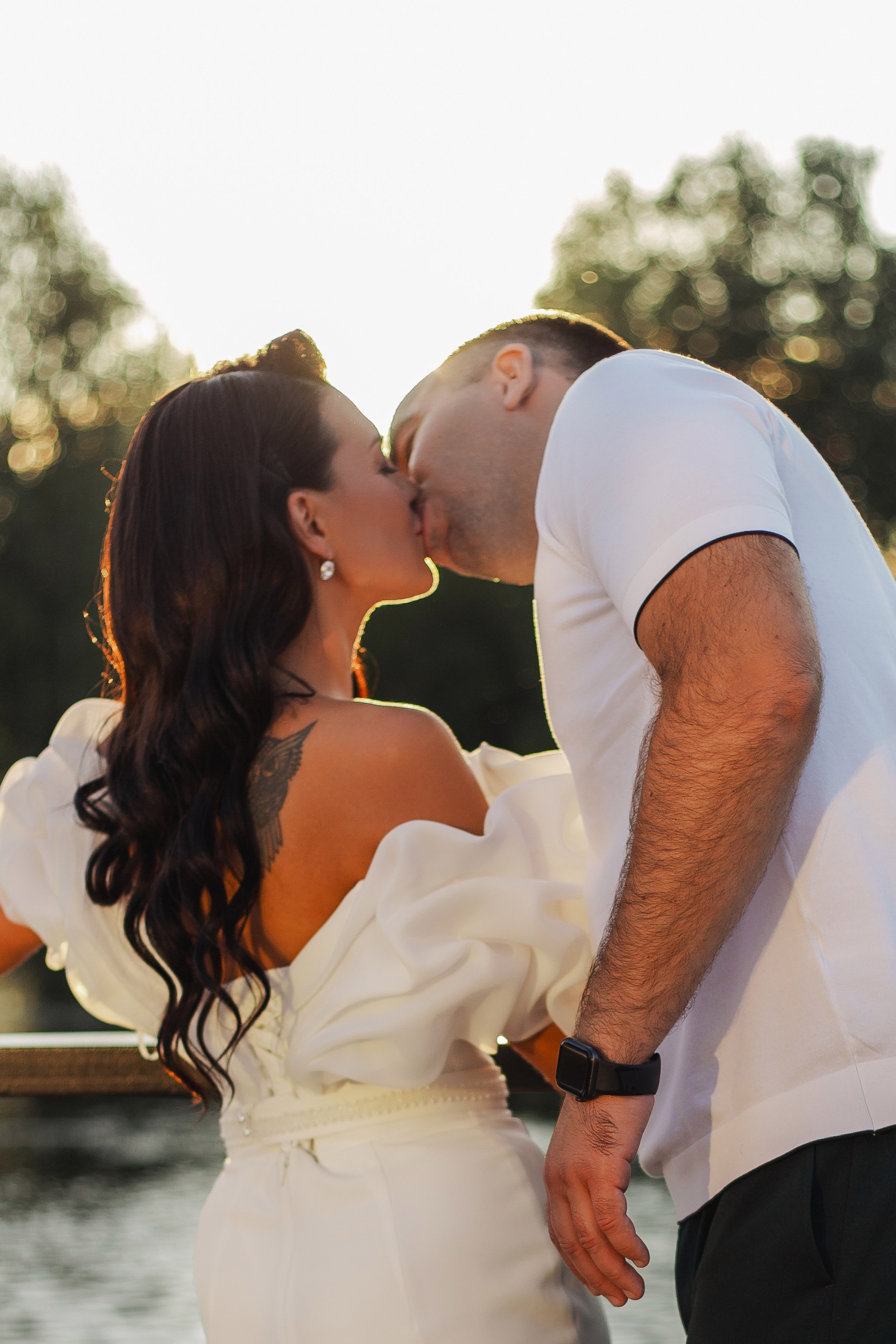 свадебная фотография поцелуя на закатном солнце