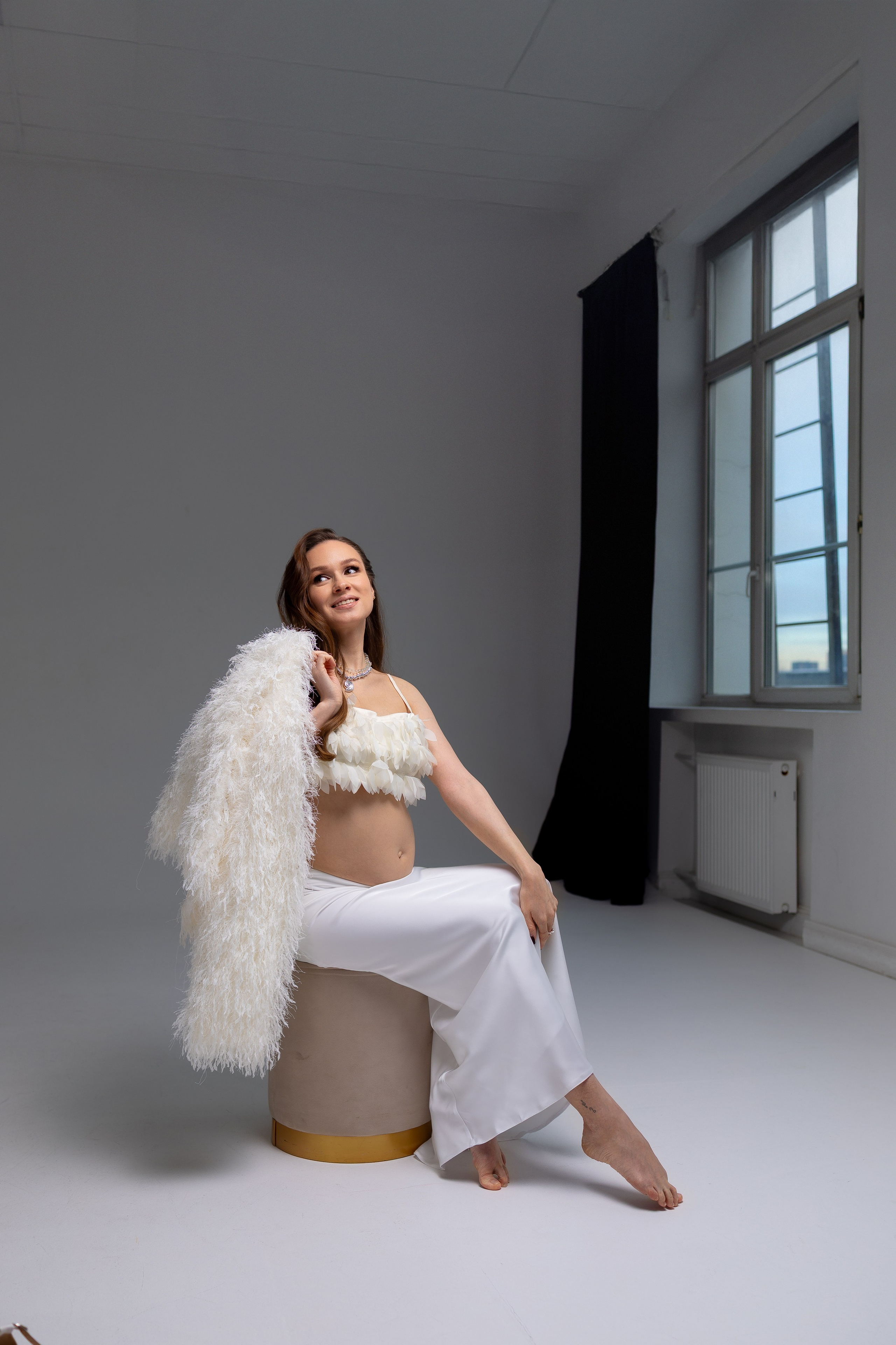 Вероника, классическая портретная фотосессия беременности в студии. Семейный фотограф в Москве Марина Петра