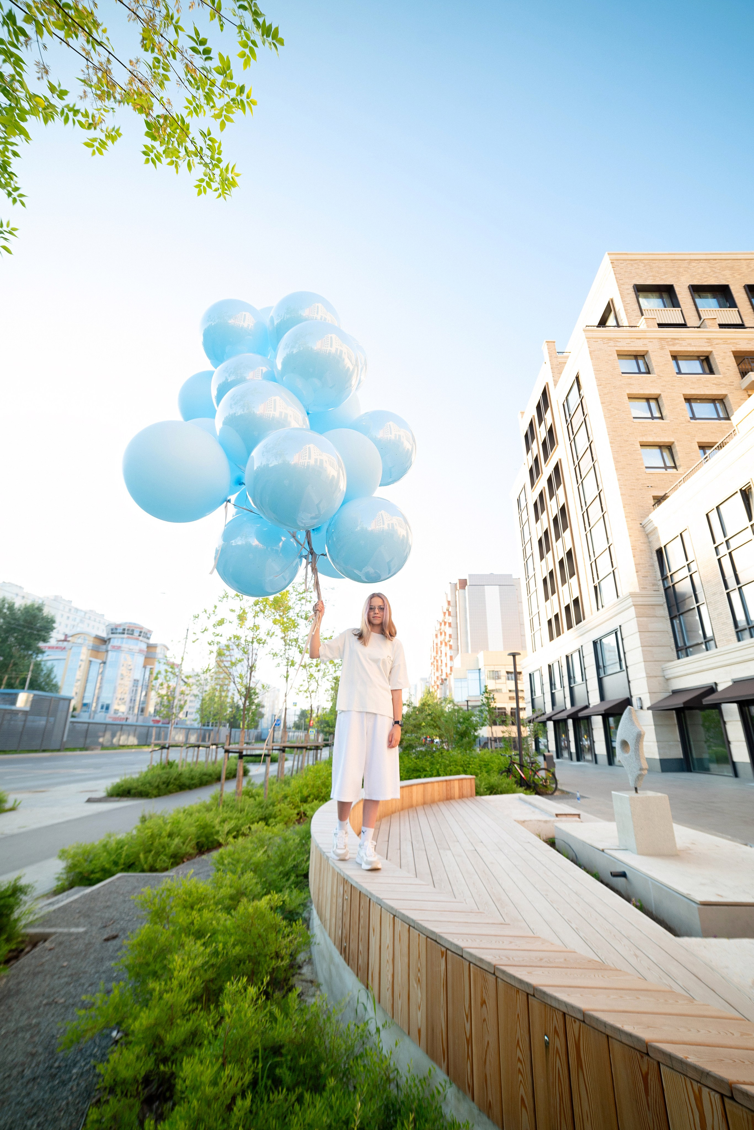 Огромные голубые воздушные шары от ШарЛэнд над живописным городским пейзажем Сургута, снятые фотографом Анной Старцевой.