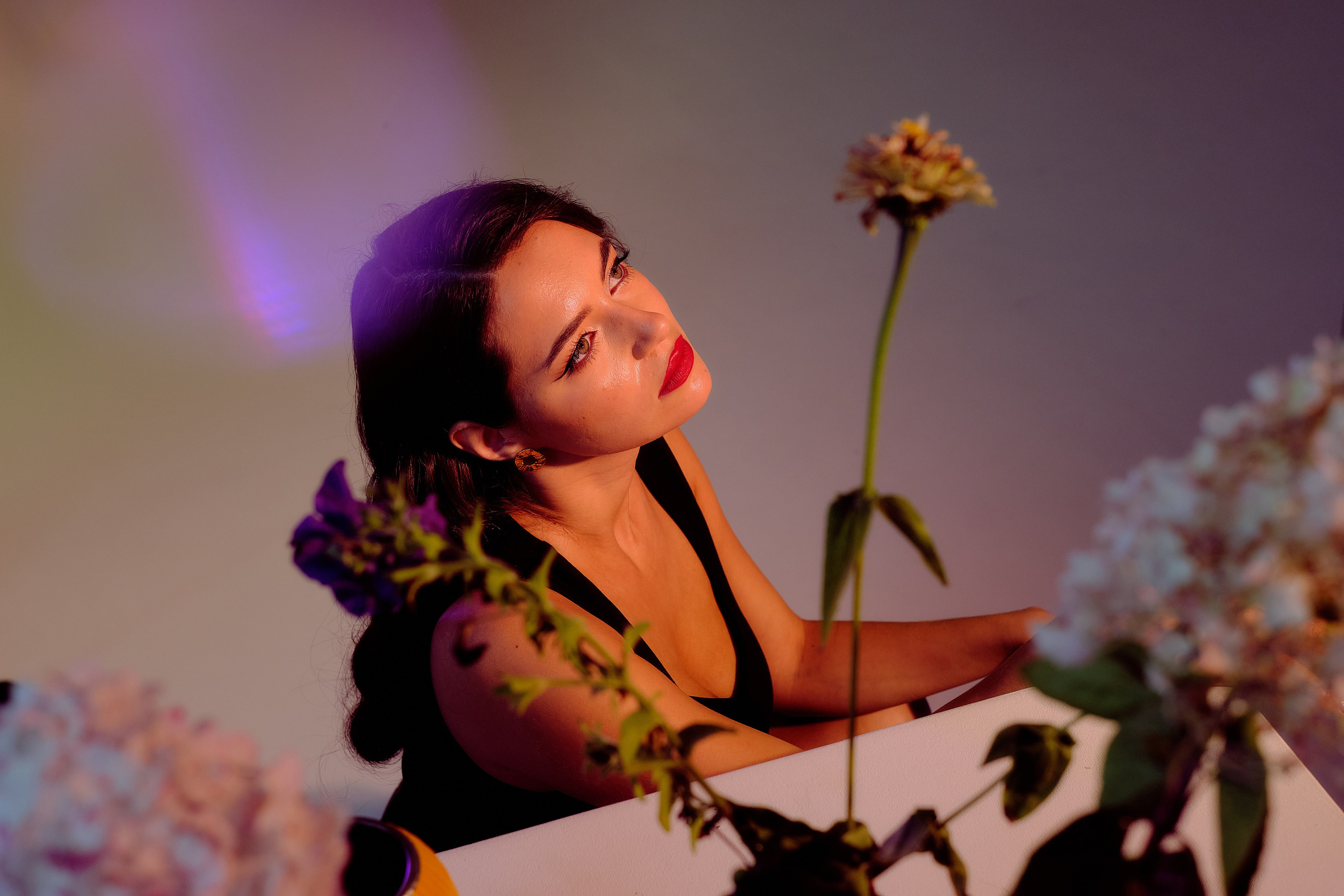 Индивидуальная съёмка в Твери, портреты я цветным светом, атмосферно, рефы с цветным светом