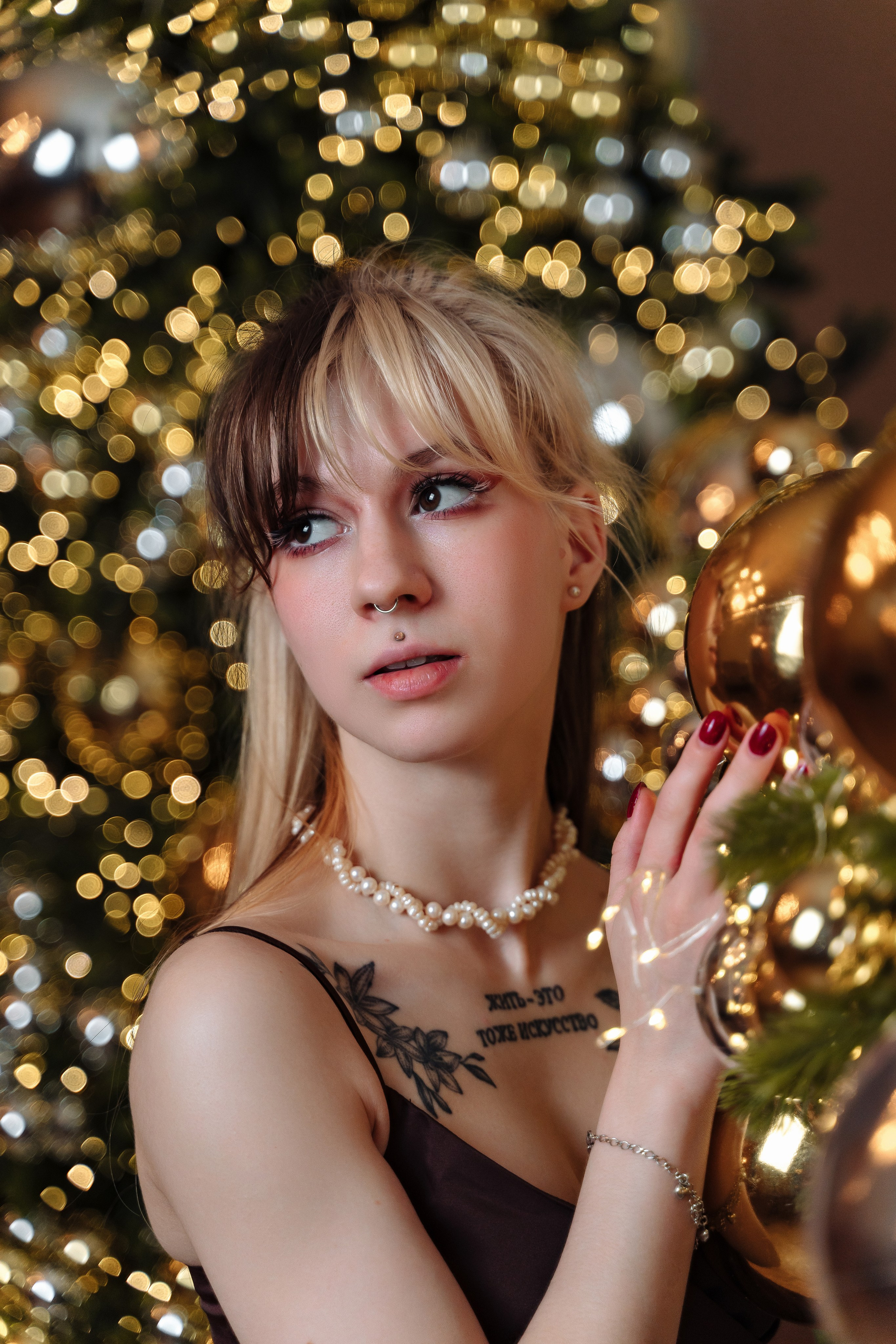 Зимняя фотосессия лавстори с предложением руки и сердца в фотостудии