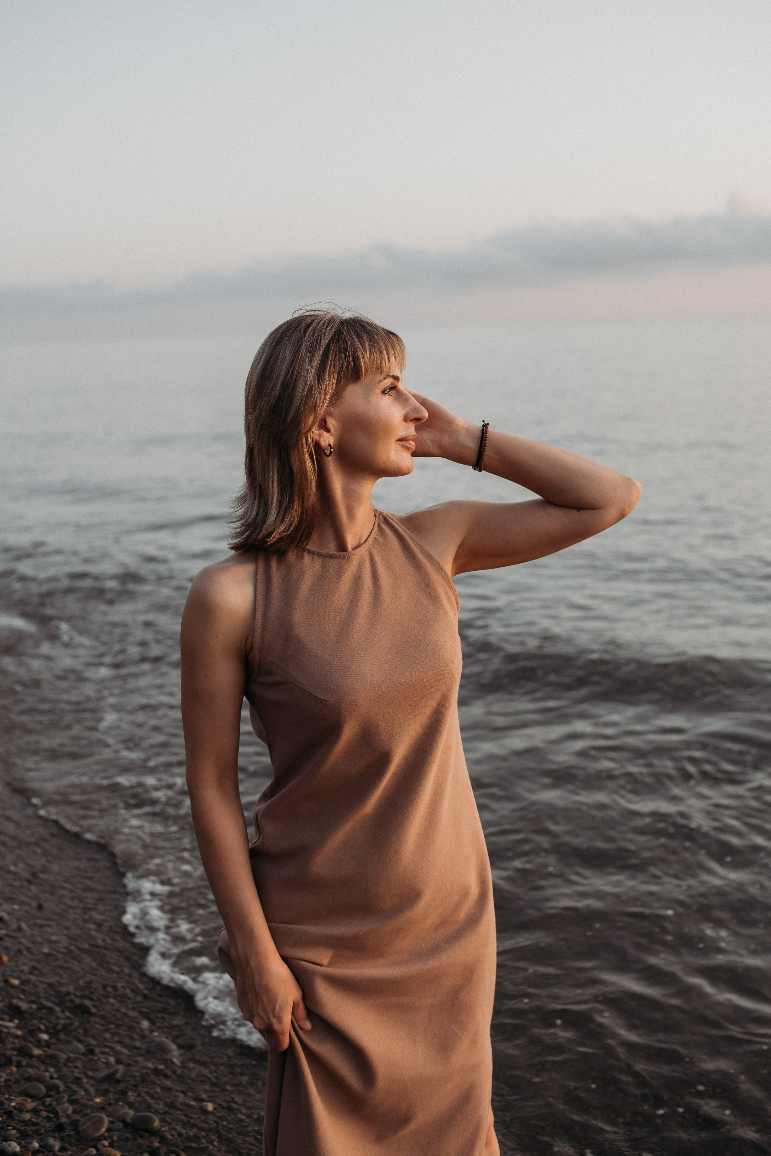 Семейная фотосессия мамы с дочками на берегу моря в Сочи Сириус Адлер. Фотограф в Сочи — Маргарита Поганова