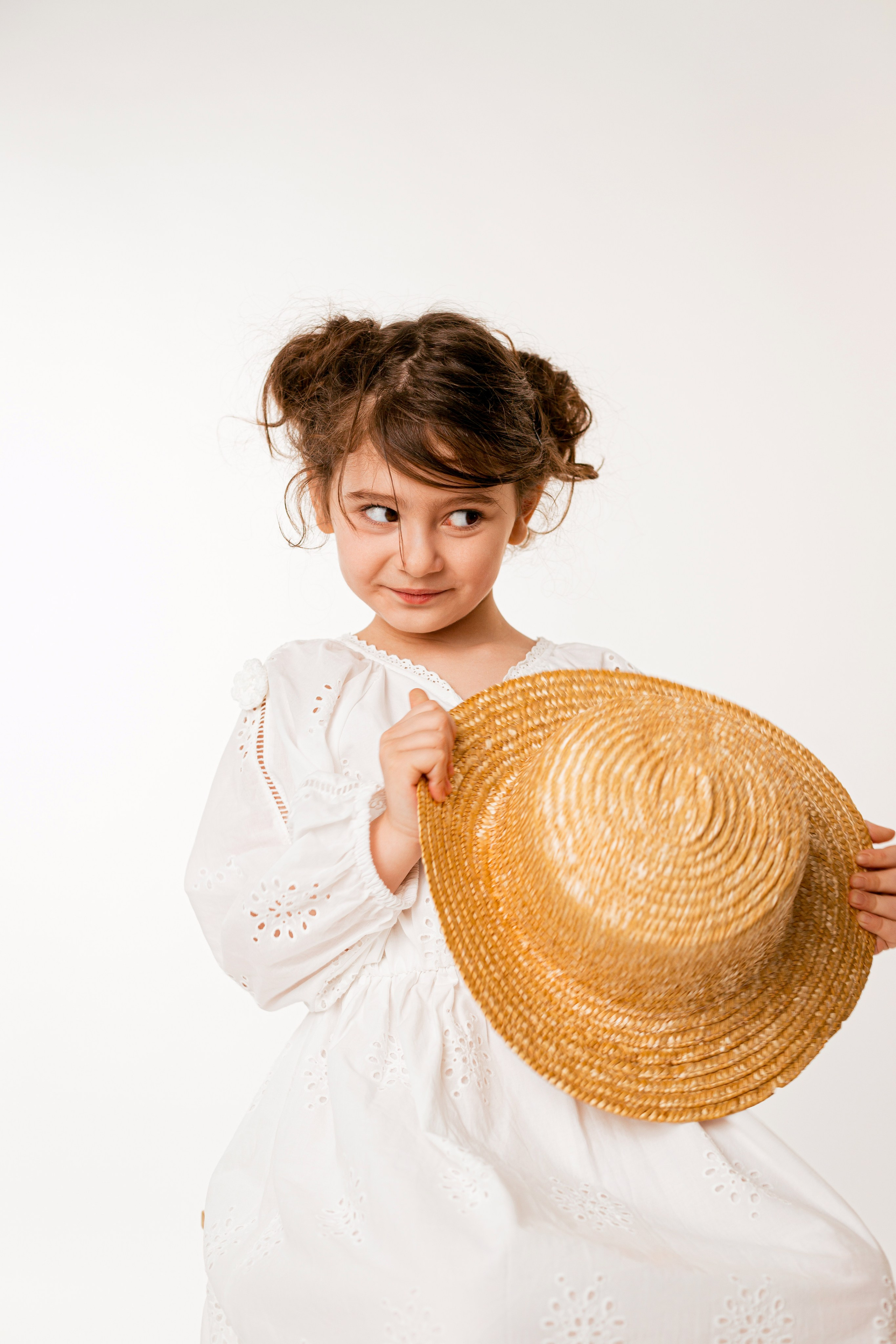 маленькая девочка в белом платье и соломенной шляпе фотосессия Краснодар