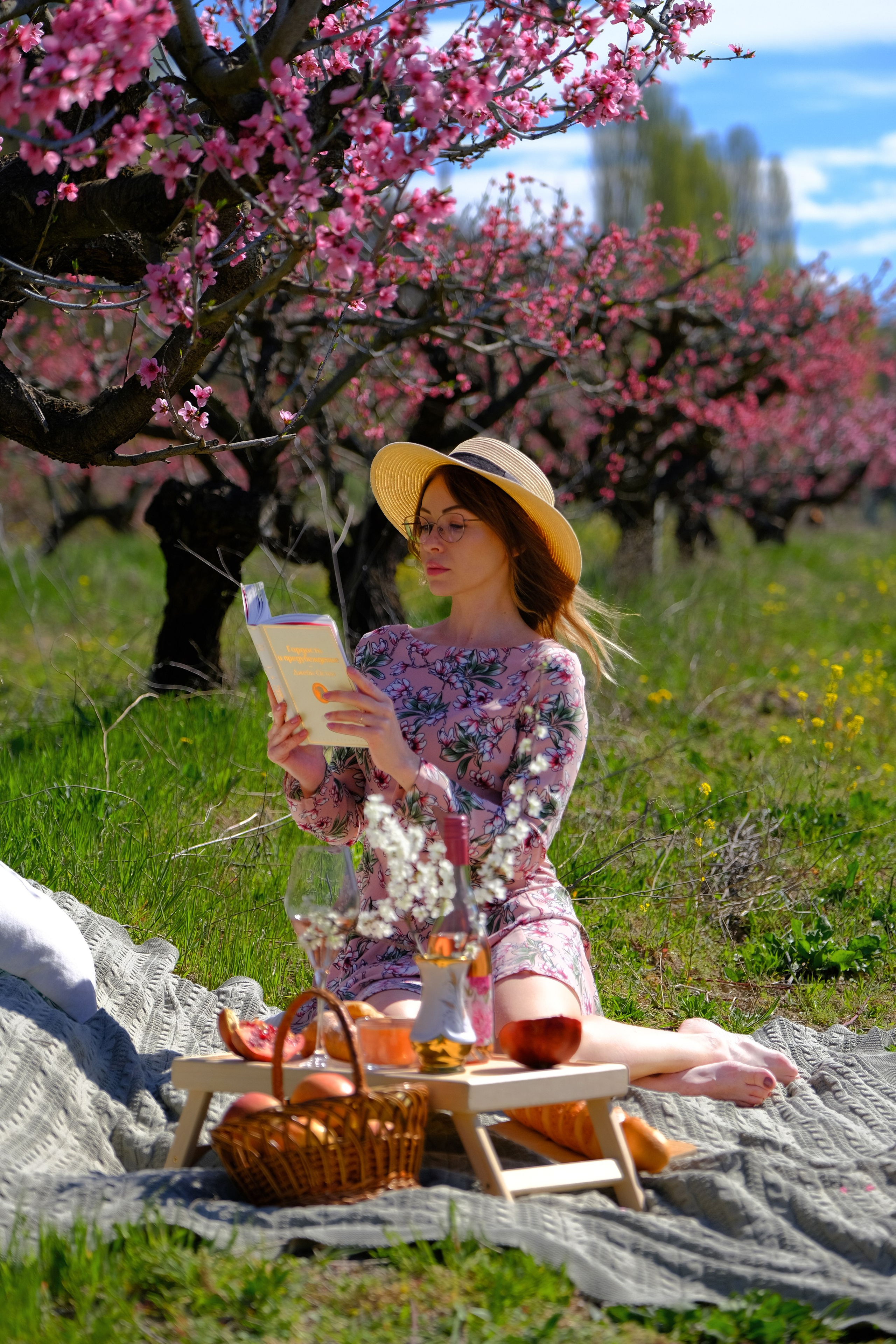 Фотосессия в садах: Персик, лаванда, мак, виноград, подсолнух, ромашка, сирень и др. Профессиональная фотосъемка в Крыму. Натуральные эмоции и живые кадры. Забронируйте дату прямо сейчас!