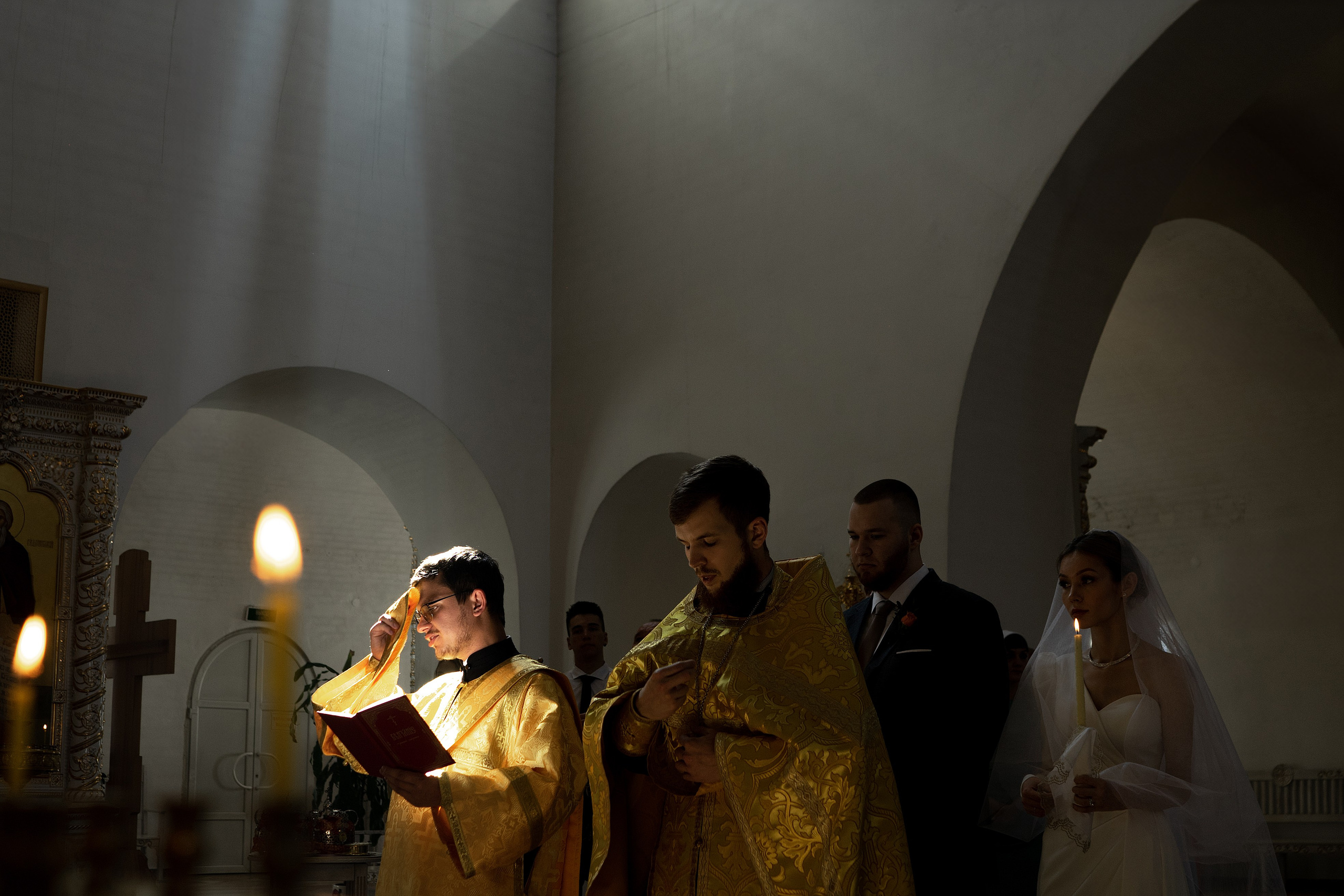 Фотосессия венчание Благовещенский храм Святых Божиих строителей в Екатеринбурге