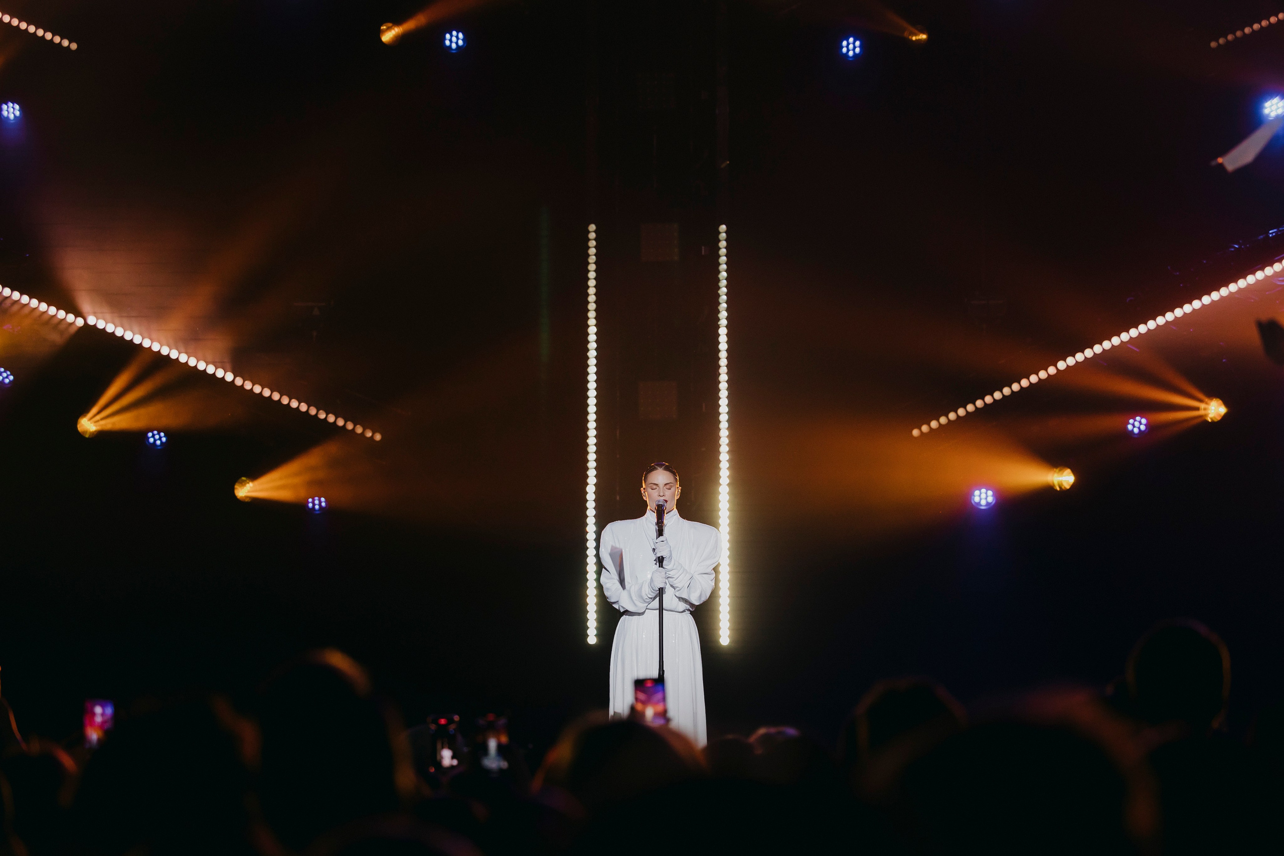 Ева Власова: «Танцуй вопреки», Crocus City Hall. «Птичка на проводе»: информационный портал в Москве