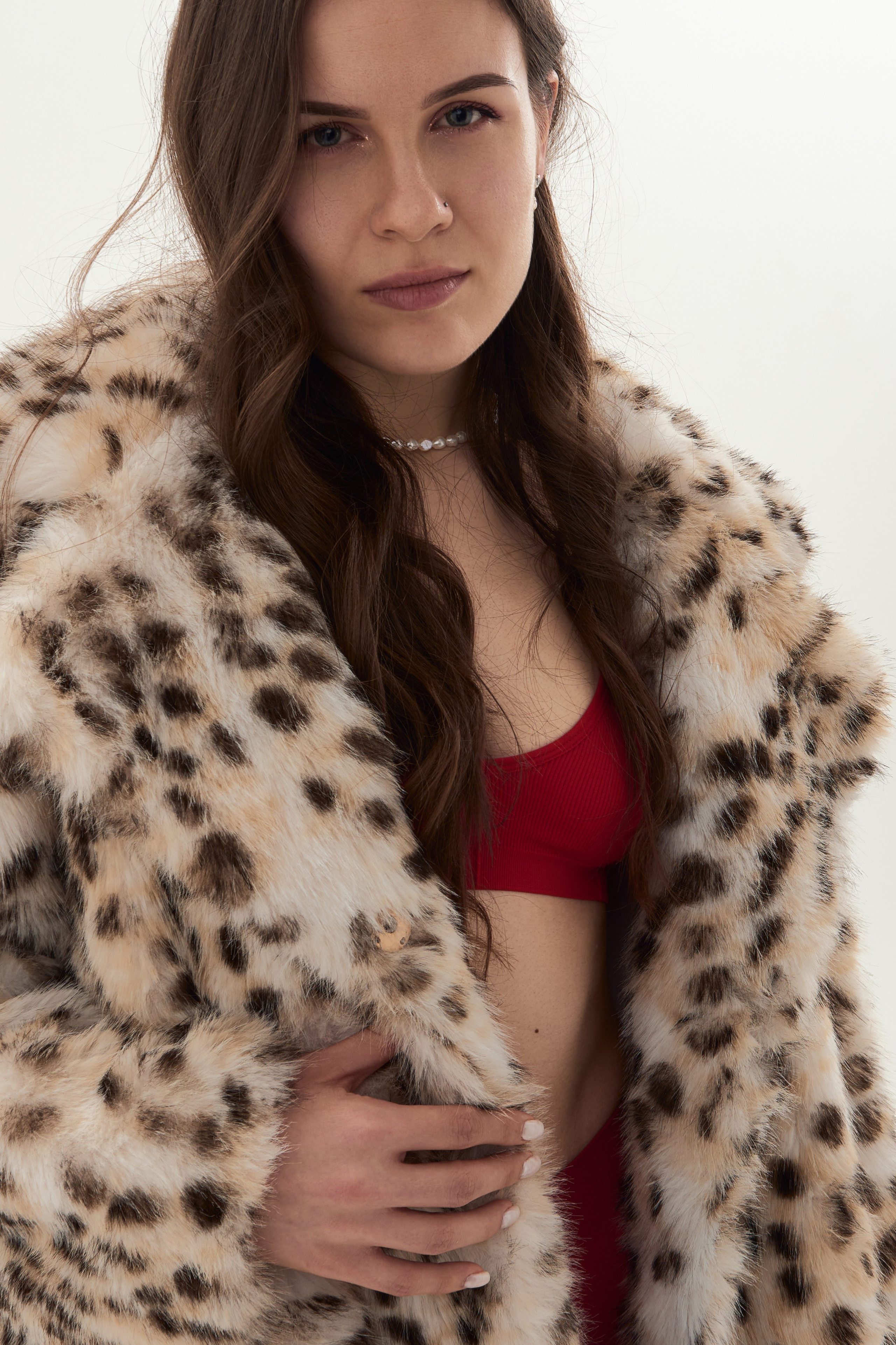 Фотосессия в студии на красном фоне, в леопардовой шубе, колготках. Фотограф Наталья Воронина Москва