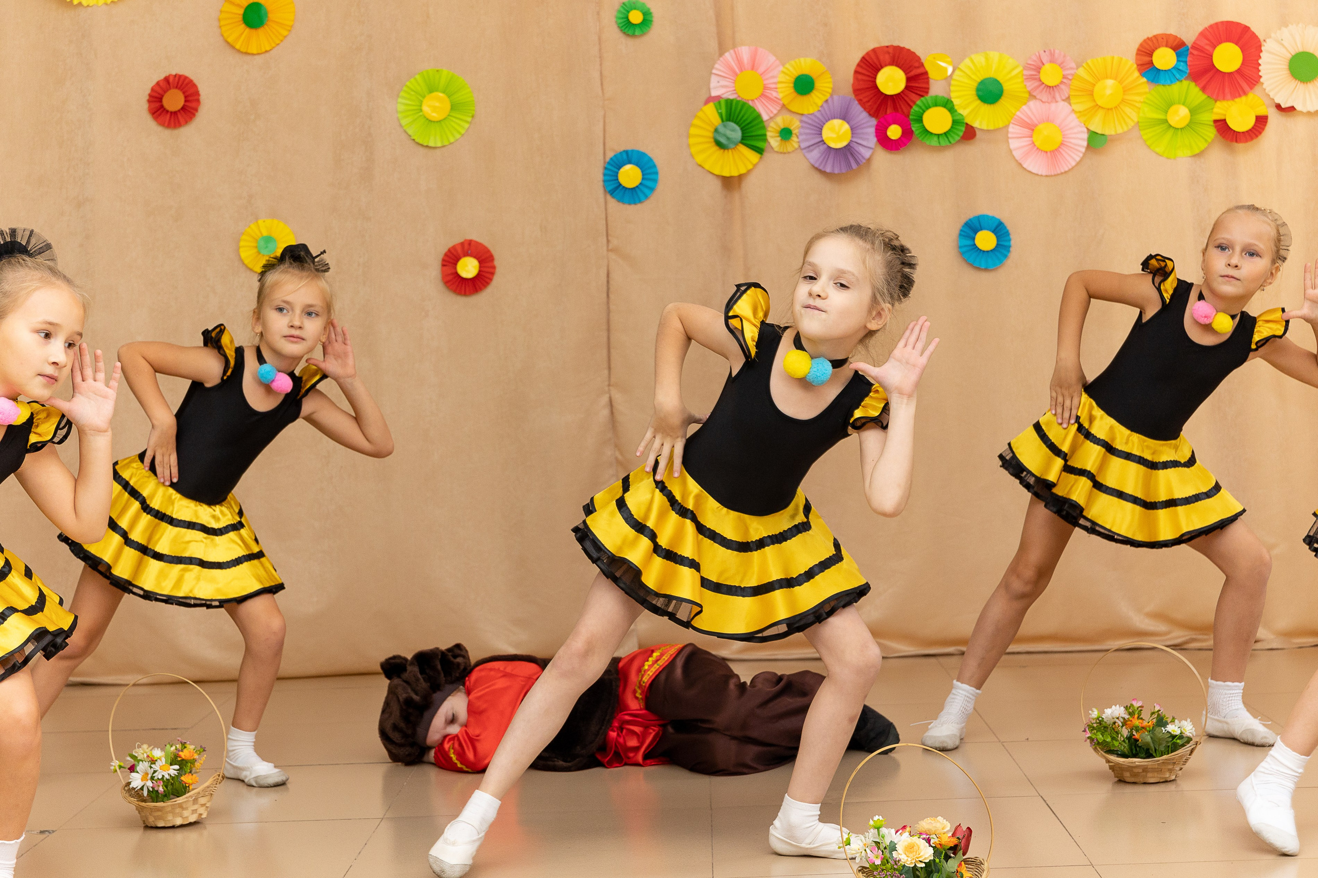 Выступление танцевального коллектива Браво. Выпускные альбомы во Владивостоке