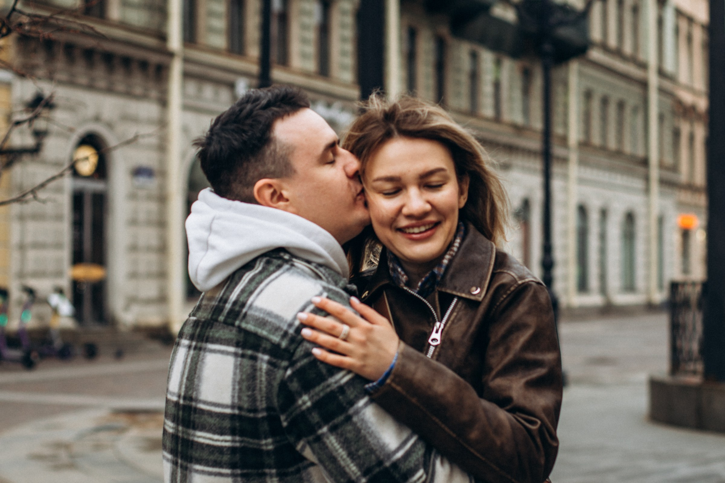 Юлия с семьей в апреле. Фотопрогулка в Петербурге. Индивидуальный и семейный фотограф в Санкт-Петербурге