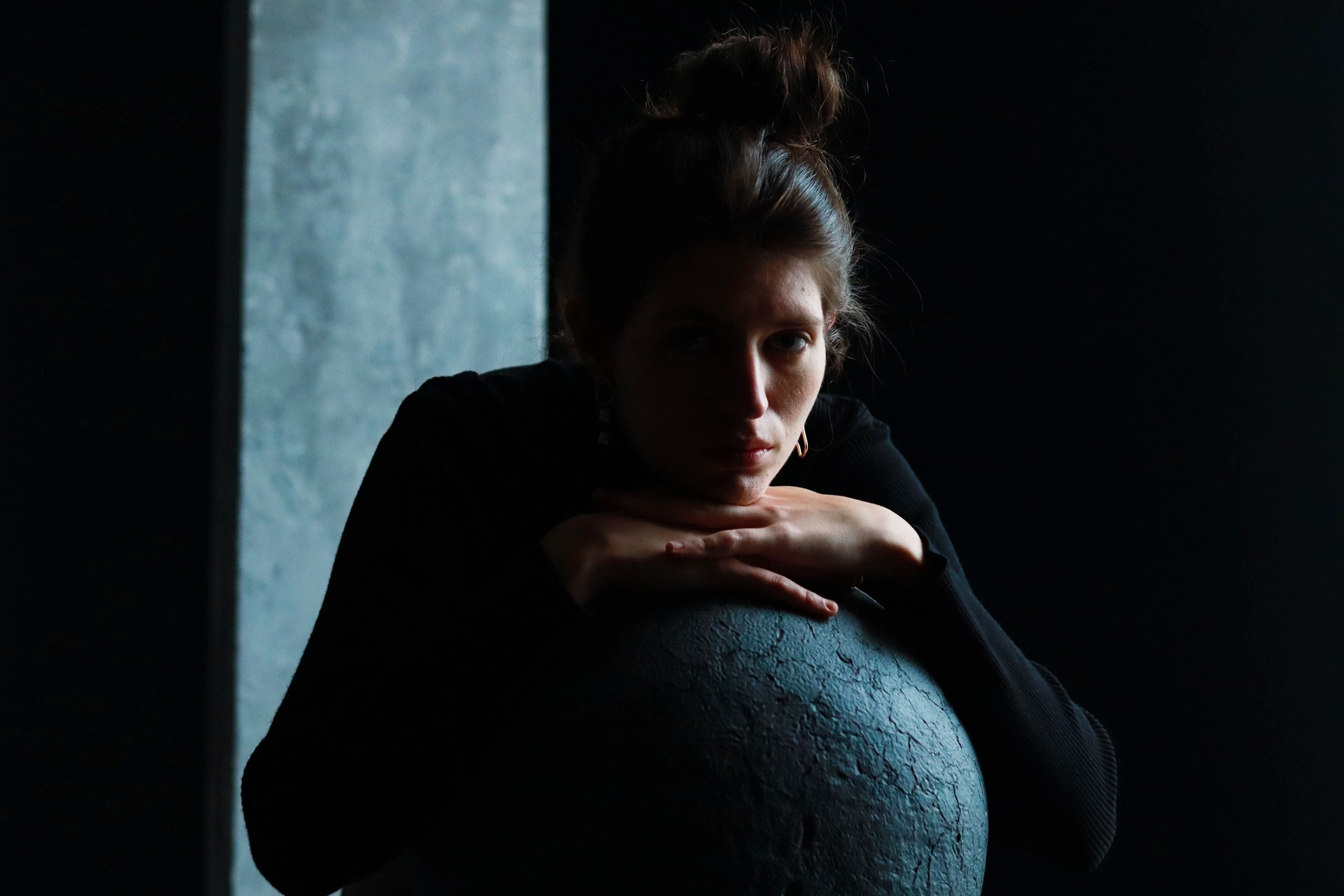 Девушка на шаре. Фотография в тёмном ключе