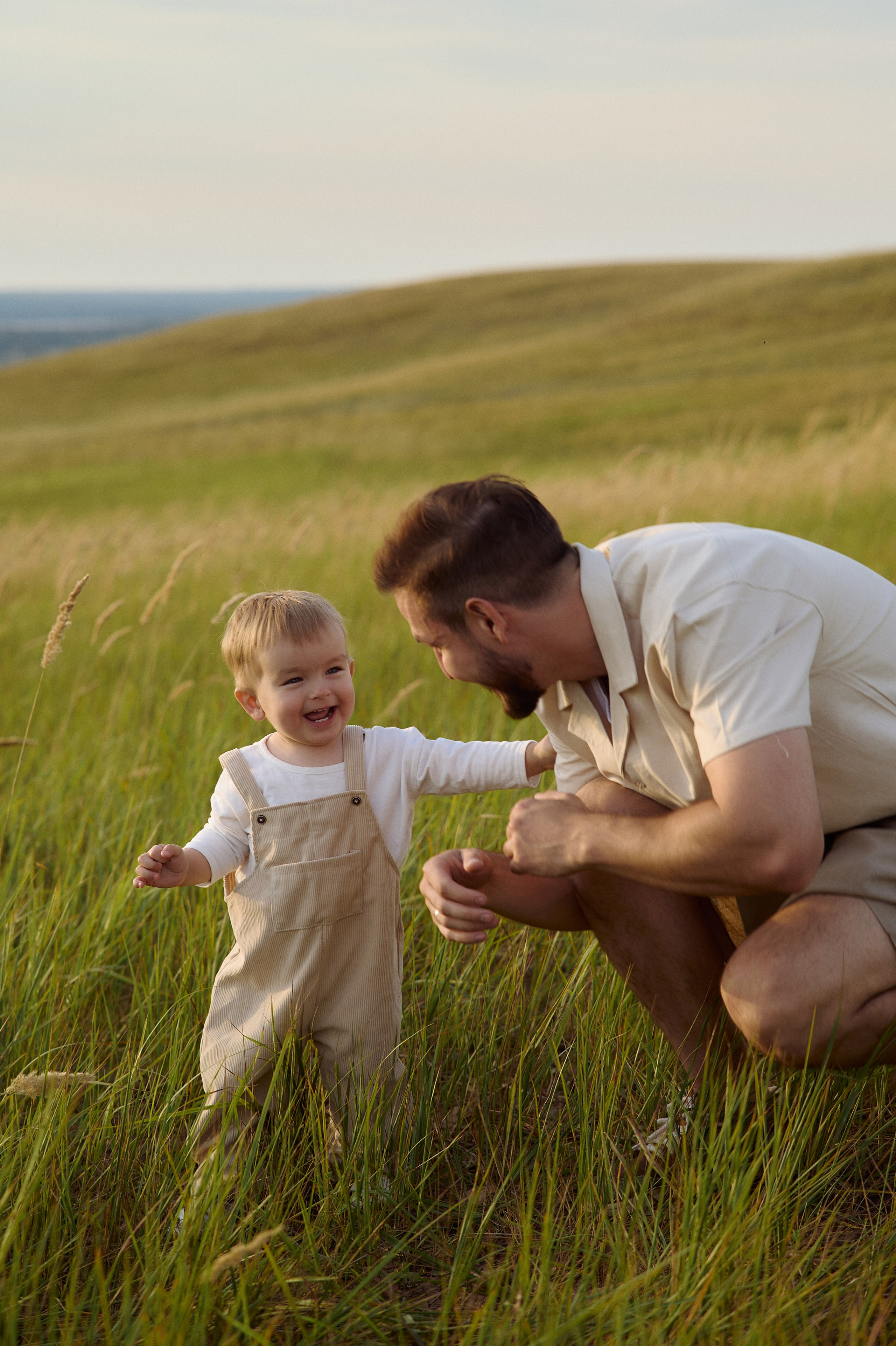 Шамиль, Аня и Марс в поле с барашками. Семейный и свадебный lifestyle-фотограф в Москве Мария Петрова