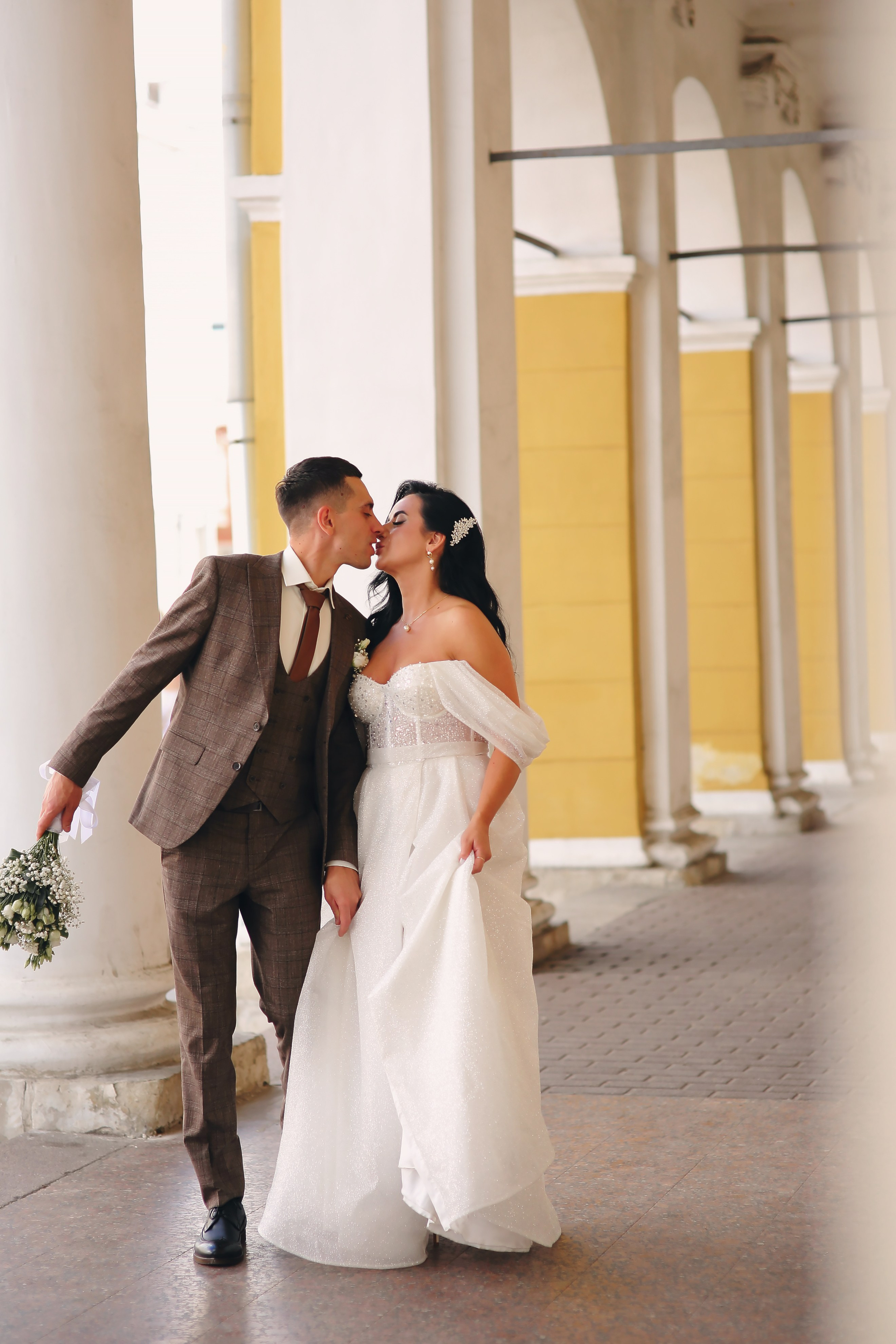 Съемка пары Марии и Ильи, гуляющих по городу. Свадебный и репортажный фотограф в Ярославле и Санкт-Петербурге Роман Микрюков